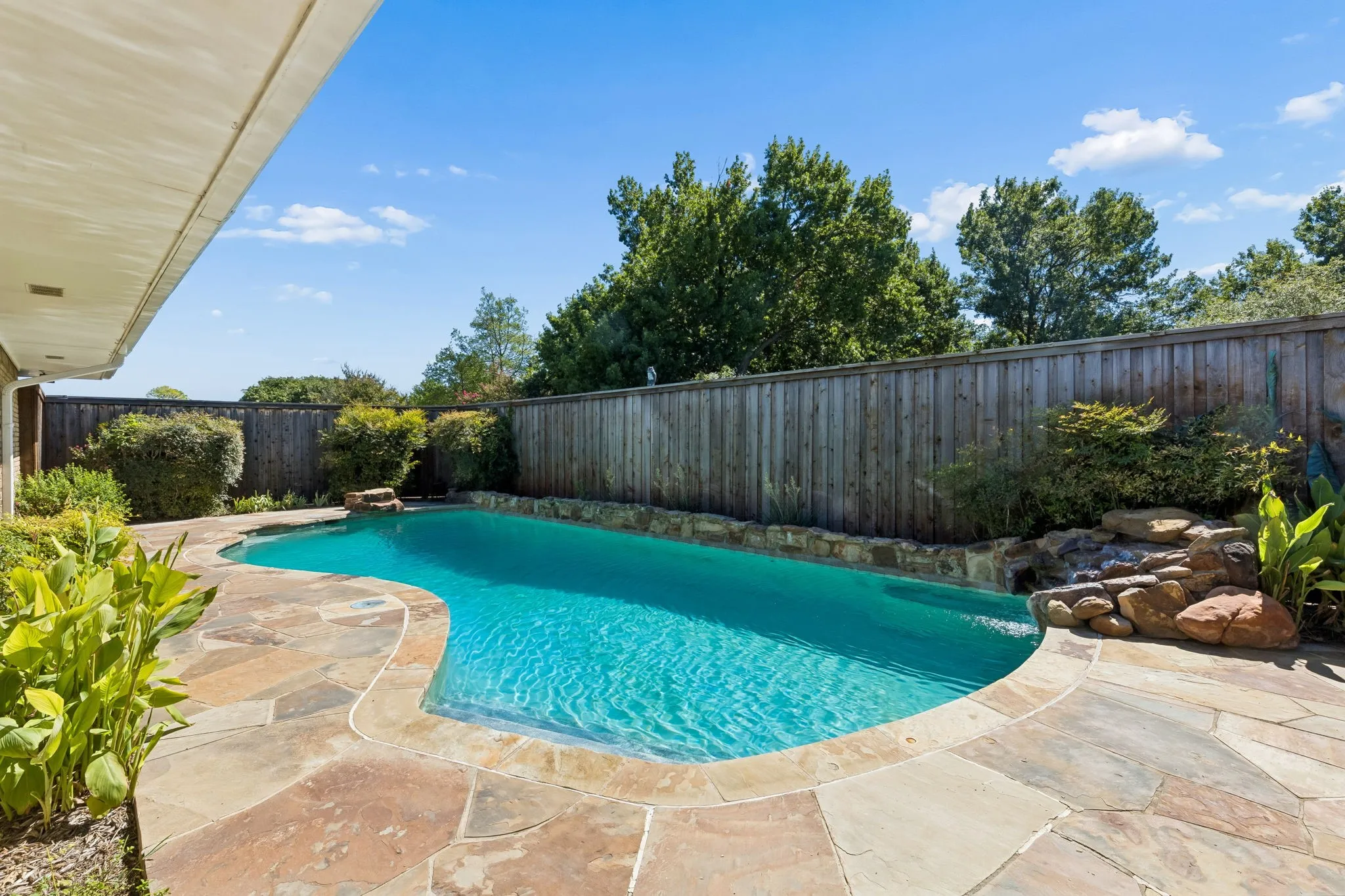 Single Family Residence For Sale in Dallas County , 7148 Roundrock Road, Dallas, Texas 75248, 4 Bedroom, 4 Bathroom, 2 Garage spaces, 3,179 Sqft, built in 1972, mls#21407473, Real Estate Agent in Dallas, Homes For Sale in Dallas county, Homes For Sale in Dallas, Realtor in Dallas Texas, Real Estate Brokerage Independent Realty Texas, Luminita Cordes Realtor