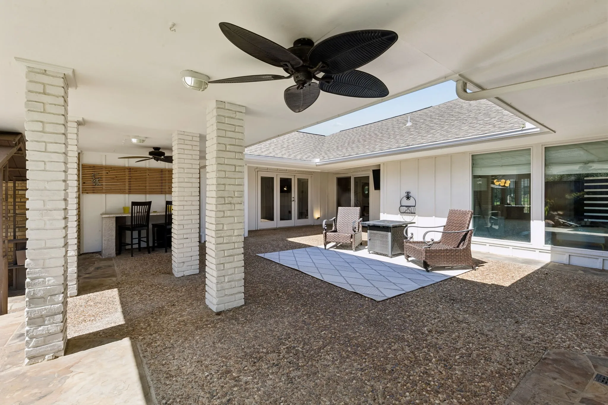 Single Family Residence For Sale in Dallas County , 7148 Roundrock Road, Dallas, Texas 75248, 4 Bedroom, 4 Bathroom, 2 Garage spaces, 3,179 Sqft, built in 1972, mls#21407473, Real Estate Agent in Dallas, Homes For Sale in Dallas county, Homes For Sale in Dallas, Realtor in Dallas Texas, Real Estate Brokerage Independent Realty Texas, Luminita Cordes Realtor