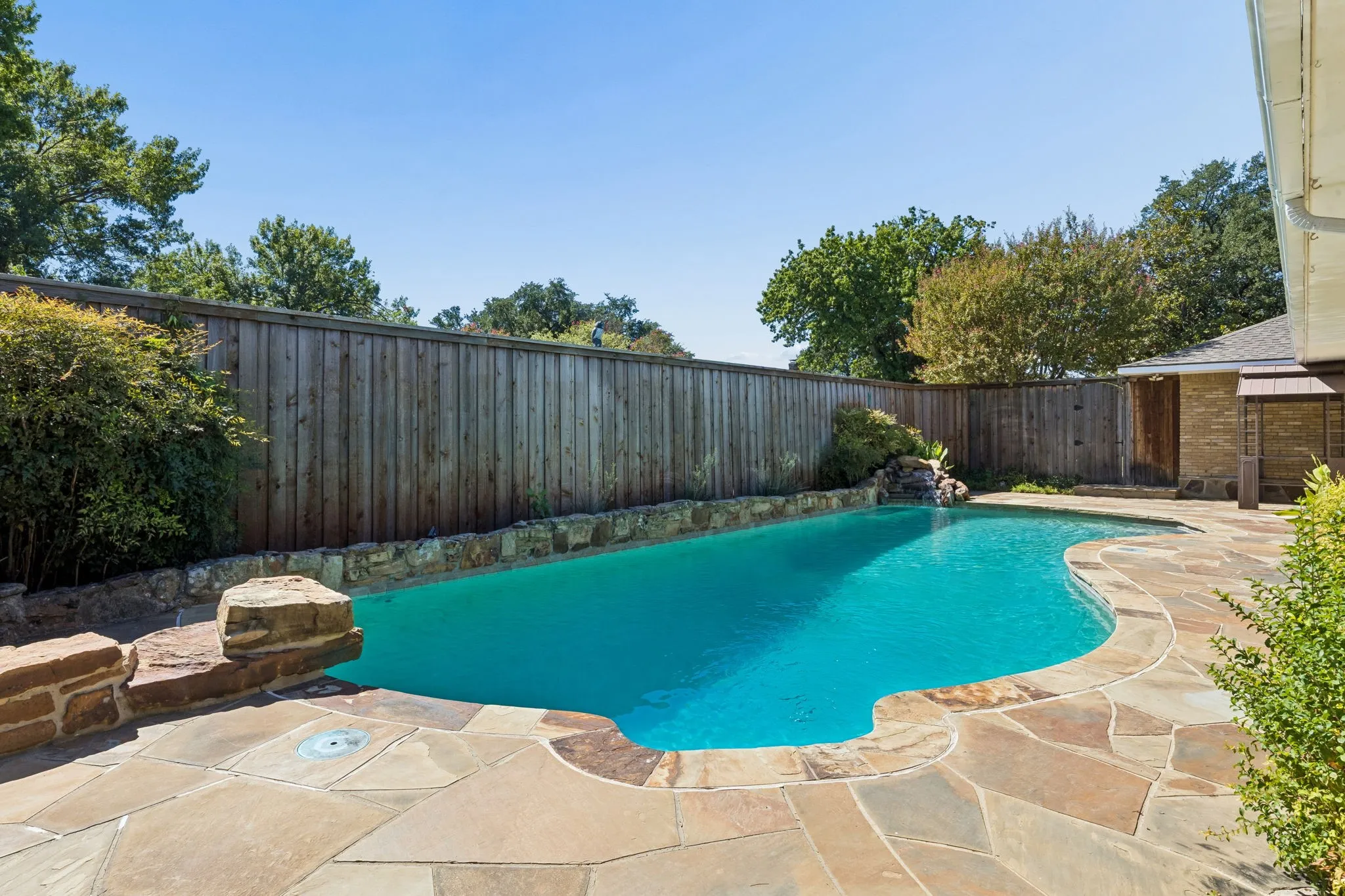 Single Family Residence For Sale in Dallas County , 7148 Roundrock Road, Dallas, Texas 75248, 4 Bedroom, 4 Bathroom, 2 Garage spaces, 3,179 Sqft, built in 1972, mls#21407473, Real Estate Agent in Dallas, Homes For Sale in Dallas county, Homes For Sale in Dallas, Realtor in Dallas Texas, Real Estate Brokerage Independent Realty Texas, Luminita Cordes Realtor