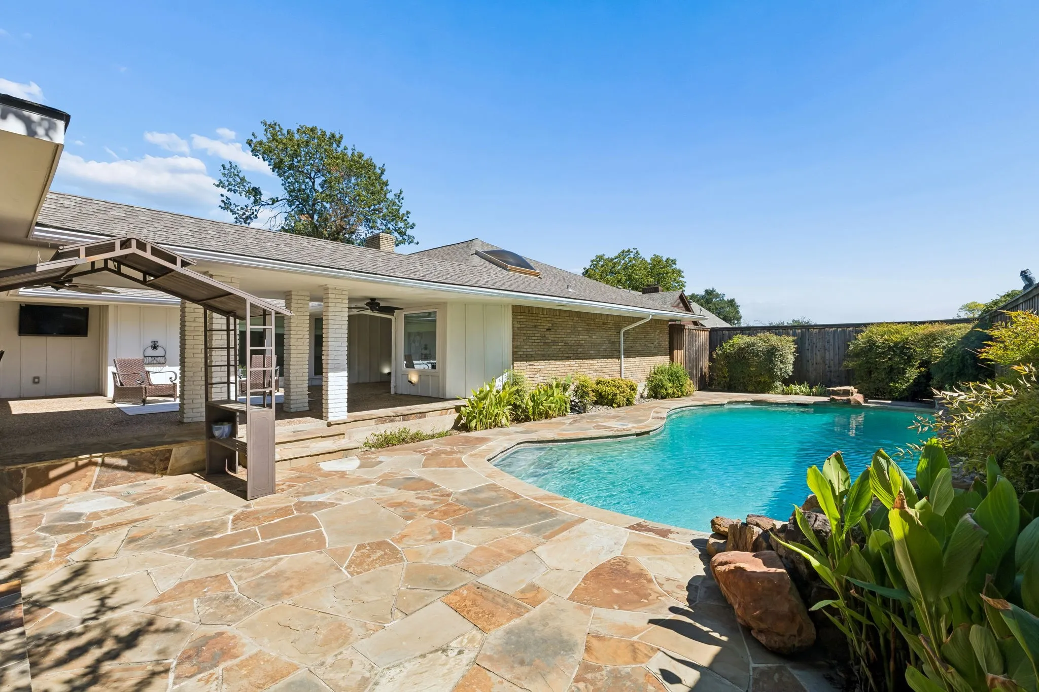 Single Family Residence For Sale in Dallas County , 7148 Roundrock Road, Dallas, Texas 75248, 4 Bedroom, 4 Bathroom, 2 Garage spaces, 3,179 Sqft, built in 1972, mls#21407473, Real Estate Agent in Dallas, Homes For Sale in Dallas county, Homes For Sale in Dallas, Realtor in Dallas Texas, Real Estate Brokerage Independent Realty Texas, Luminita Cordes Realtor