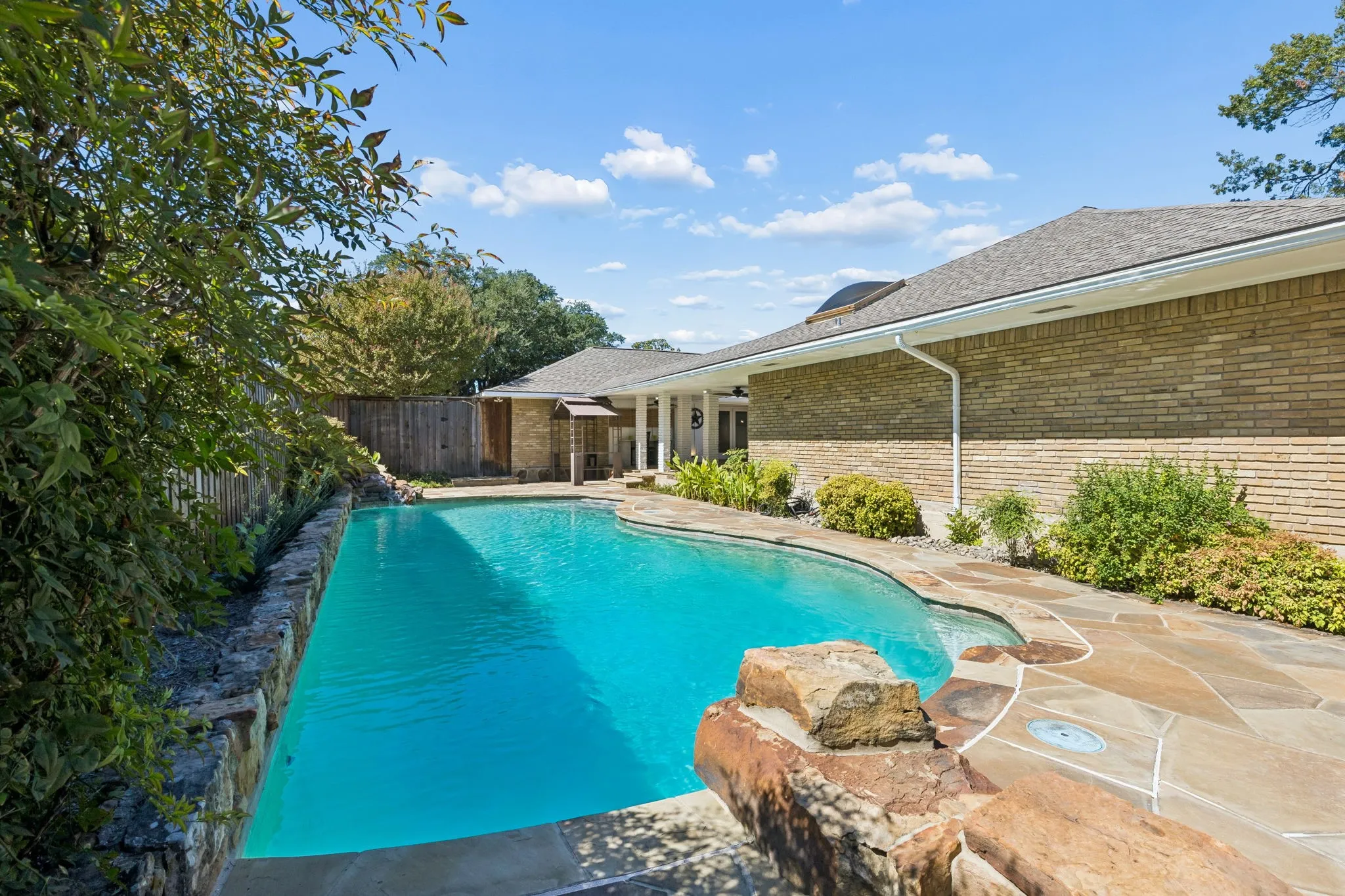 Single Family Residence For Sale in Dallas County , 7148 Roundrock Road, Dallas, Texas 75248, 4 Bedroom, 4 Bathroom, 2 Garage spaces, 3,179 Sqft, built in 1972, mls#21407473, Real Estate Agent in Dallas, Homes For Sale in Dallas county, Homes For Sale in Dallas, Realtor in Dallas Texas, Real Estate Brokerage Independent Realty Texas, Luminita Cordes Realtor