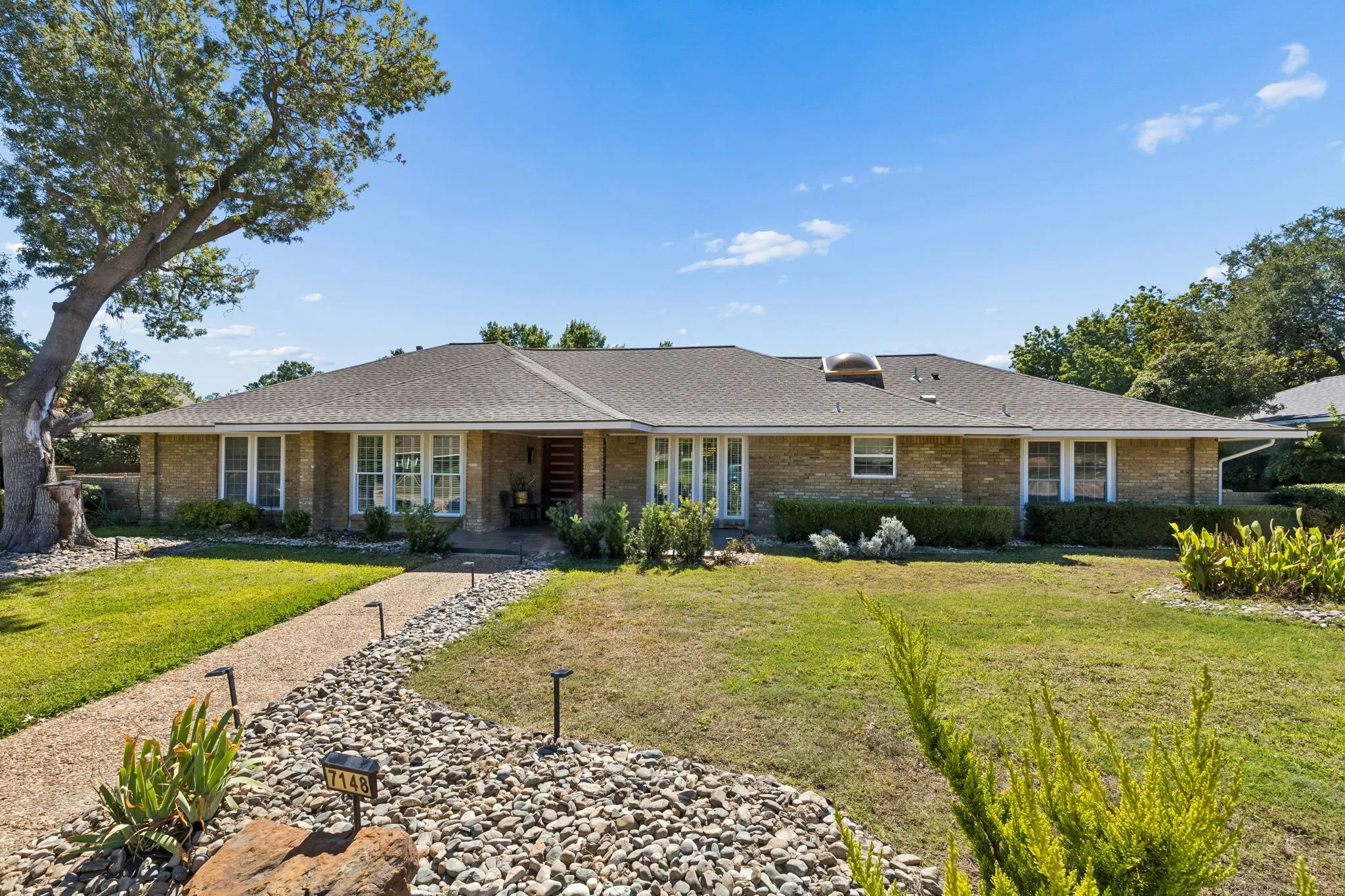 Single Family Residence For Sale in Dallas County , 7148 Roundrock Road, Dallas, Texas 75248, 4 Bedroom, 4 Bathroom, 2 Garage spaces, 3,179 Sqft, built in 1972, mls#21407473, Real Estate Agent in Dallas, Homes For Sale in Dallas county, Homes For Sale in Dallas, Realtor in Dallas Texas, Real Estate Brokerage Independent Realty Texas, Luminita Cordes Realtor