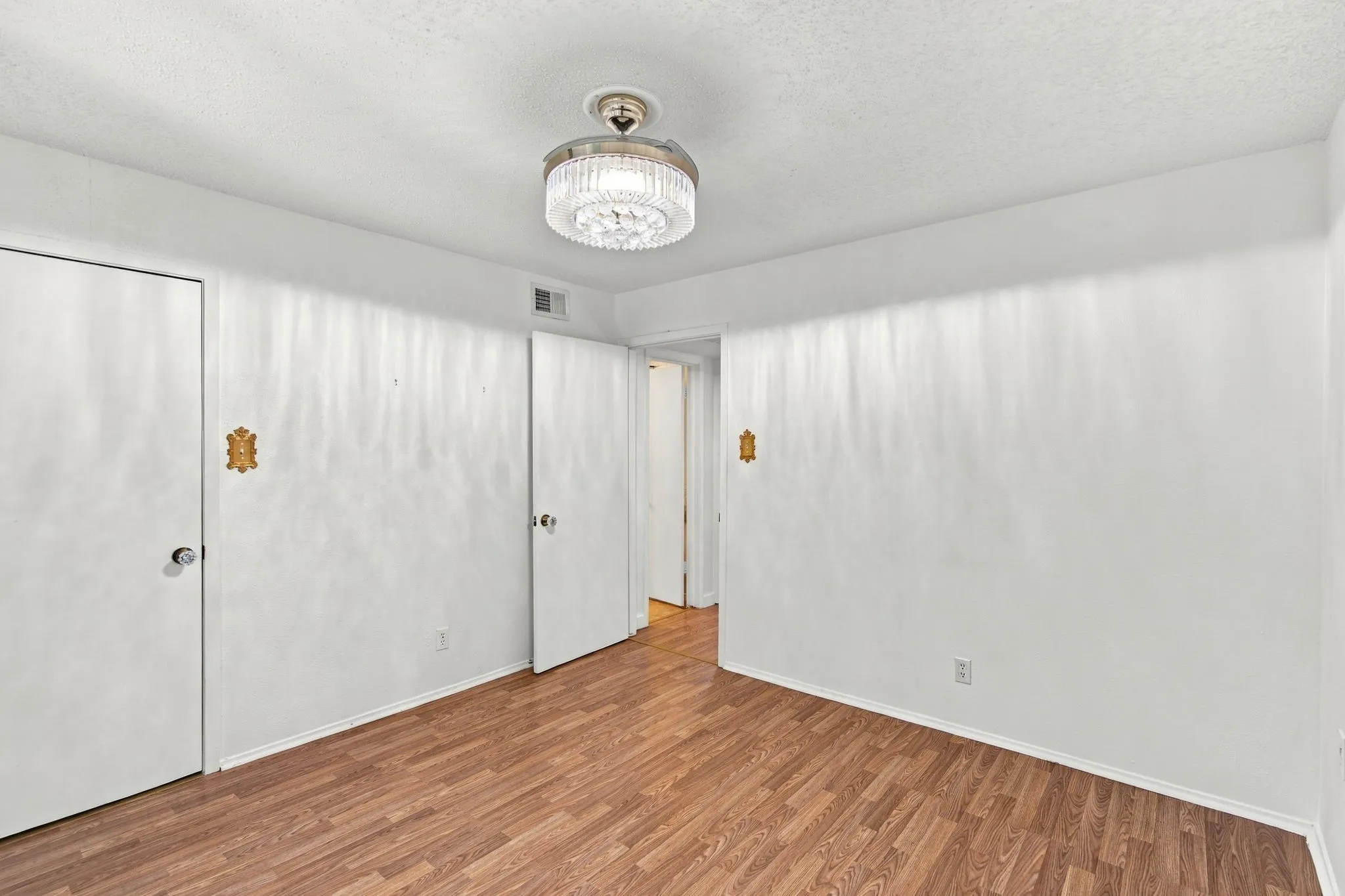 Condominium For Rent in Dallas County , 4845 Cedar Springs Road 363, Dallas, Texas 75219, 2 Bedroom, 1 Bathroom, 3 Garage spaces, 841 Sqft, built in 1970, mls#21407492, Real Estate Agent in Dallas, Homes For Rent in Dallas county, Homes For Rent in Dallas, Realtor in Dallas Texas, Real Estate Brokerage Independent Realty Texas, Luminita Cordes Realtor