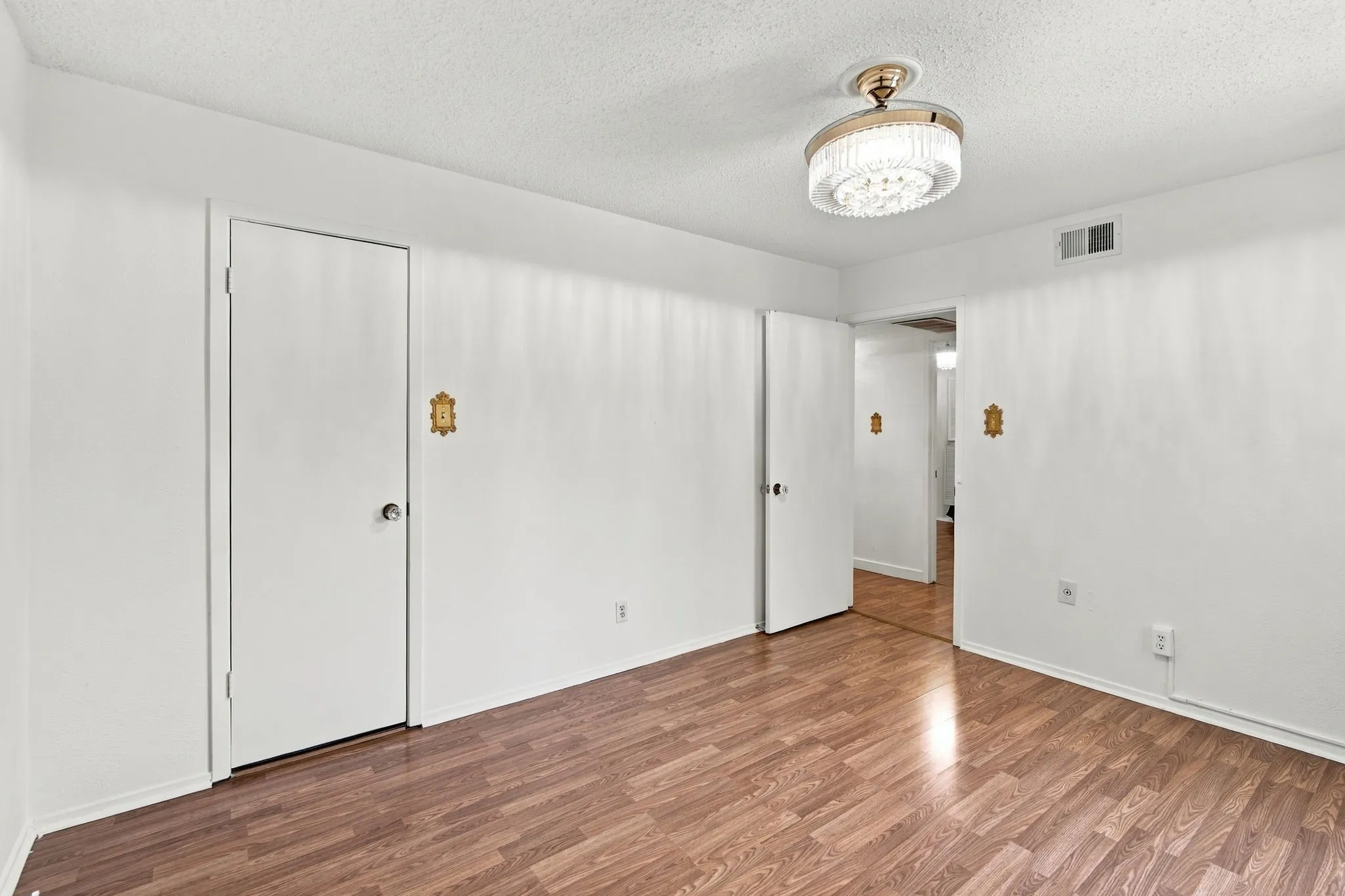 Condominium For Rent in Dallas County , 4845 Cedar Springs Road 363, Dallas, Texas 75219, 2 Bedroom, 1 Bathroom, 3 Garage spaces, 841 Sqft, built in 1970, mls#21407492, Real Estate Agent in Dallas, Homes For Rent in Dallas county, Homes For Rent in Dallas, Realtor in Dallas Texas, Real Estate Brokerage Independent Realty Texas, Luminita Cordes Realtor