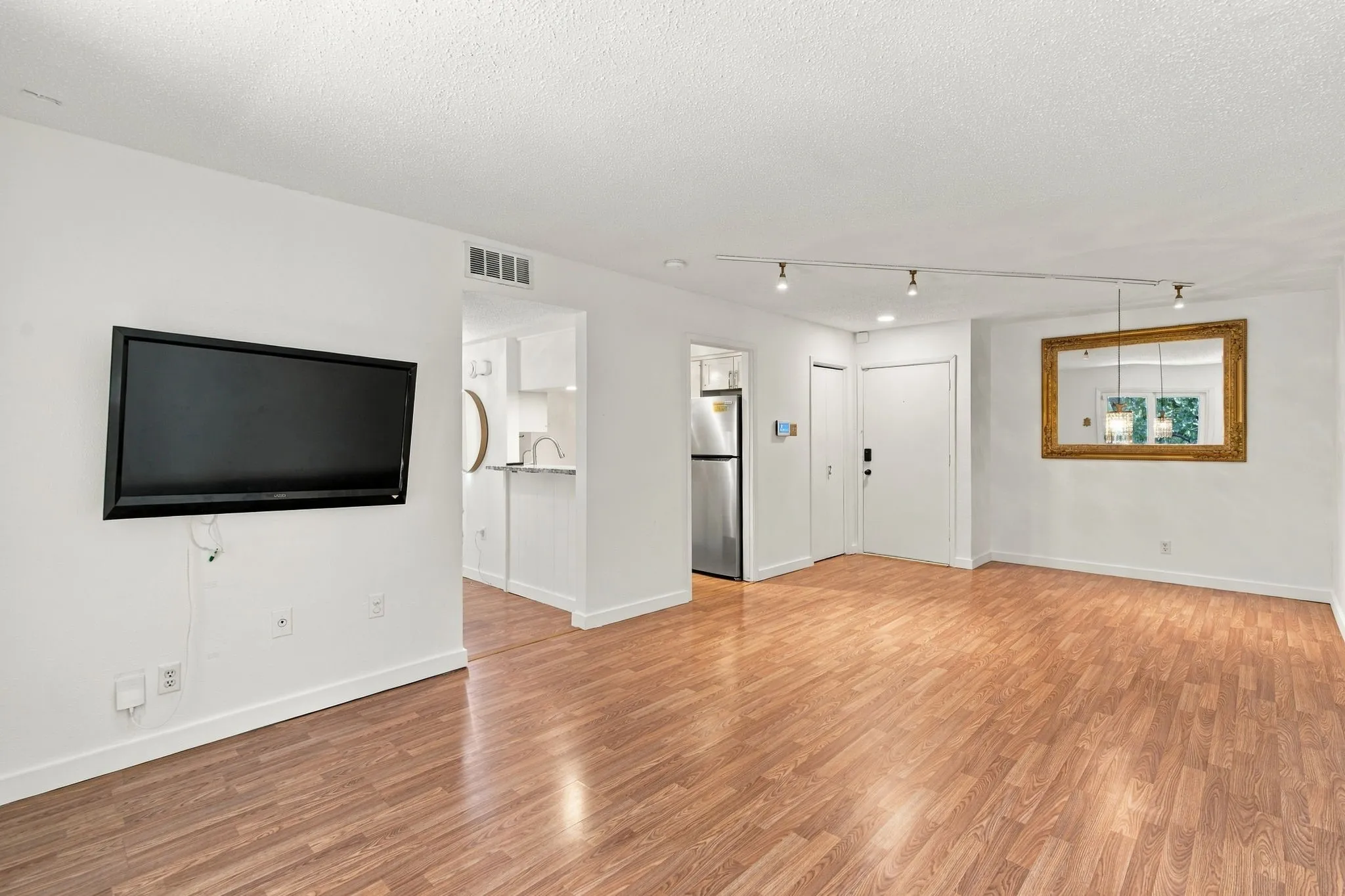 Condominium For Rent in Dallas County , 4845 Cedar Springs Road 363, Dallas, Texas 75219, 2 Bedroom, 1 Bathroom, 3 Garage spaces, 841 Sqft, built in 1970, mls#21407492, Real Estate Agent in Dallas, Homes For Rent in Dallas county, Homes For Rent in Dallas, Realtor in Dallas Texas, Real Estate Brokerage Independent Realty Texas, Luminita Cordes Realtor