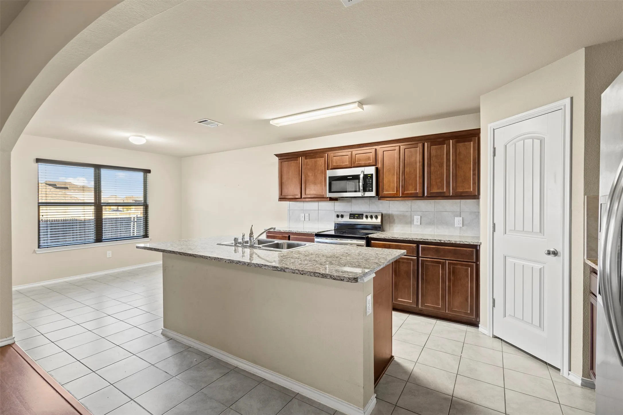 Single Family Residence For Rent in Ellis County , 1547 Meadowlake Drive, Waxahachie, Texas 75165, 4 Bedroom, 2 Bathroom, 2 Garage spaces, 2,020 Sqft, built in 2018, mls#21405497, Real Estate Agent in Waxahachie, Homes For Rent in Ellis county, Homes For Rent in Waxahachie, Realtor in Waxahachie Texas, Real Estate Brokerage Independent Realty Texas, Luminita Cordes Realtor