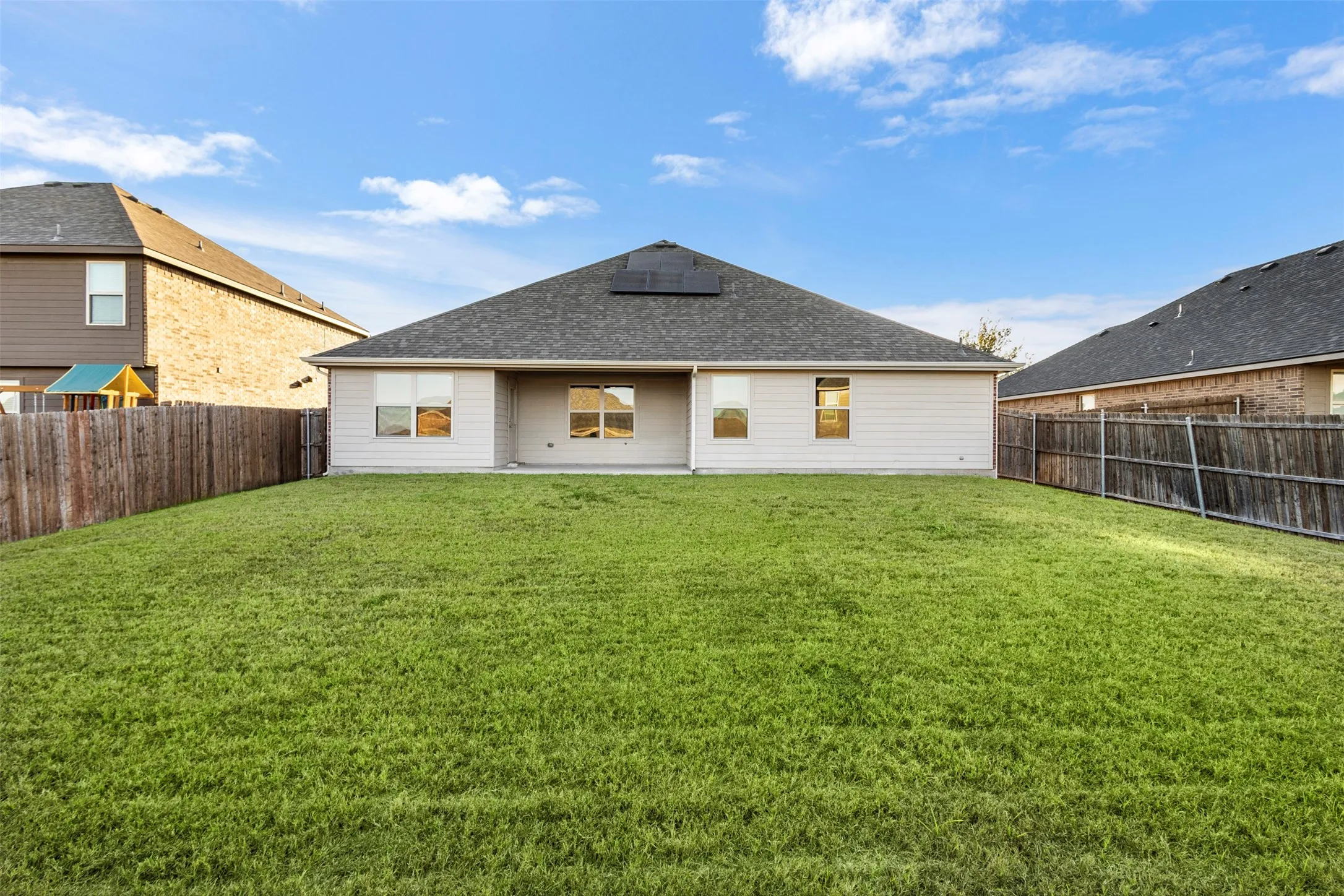 Single Family Residence For Rent in Ellis County , 1547 Meadowlake Drive, Waxahachie, Texas 75165, 4 Bedroom, 2 Bathroom, 2 Garage spaces, 2,020 Sqft, built in 2018, mls#21405497, Real Estate Agent in Waxahachie, Homes For Rent in Ellis county, Homes For Rent in Waxahachie, Realtor in Waxahachie Texas, Real Estate Brokerage Independent Realty Texas, Luminita Cordes Realtor