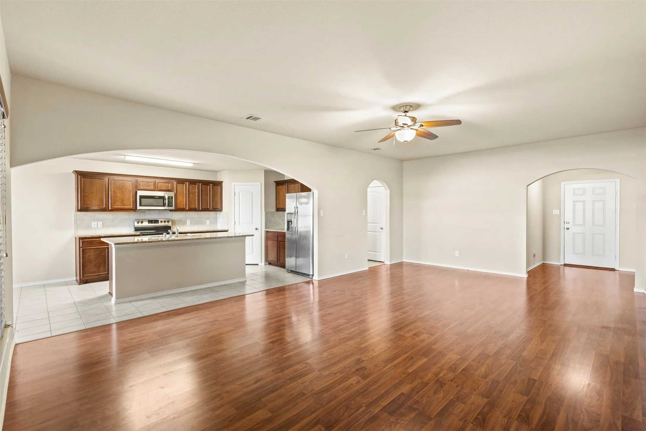 Single Family Residence For Rent in Ellis County , 1547 Meadowlake Drive, Waxahachie, Texas 75165, 4 Bedroom, 2 Bathroom, 2 Garage spaces, 2,020 Sqft, built in 2018, mls#21405497, Real Estate Agent in Waxahachie, Homes For Rent in Ellis county, Homes For Rent in Waxahachie, Realtor in Waxahachie Texas, Real Estate Brokerage Independent Realty Texas, Luminita Cordes Realtor