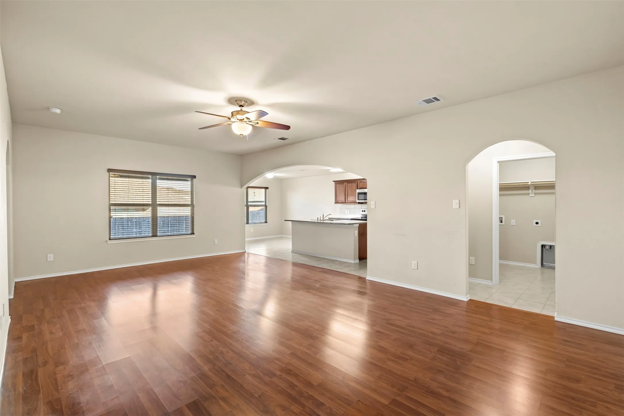 Single Family Residence For Rent in Ellis County , 1547 Meadowlake Drive, Waxahachie, Texas 75165, 4 Bedroom, 2 Bathroom, 2 Garage spaces, 2,020 Sqft, built in 2018, mls#21405497, Real Estate Agent in Waxahachie, Homes For Rent in Ellis county, Homes For Rent in Waxahachie, Realtor in Waxahachie Texas, Real Estate Brokerage Independent Realty Texas, Luminita Cordes Realtor