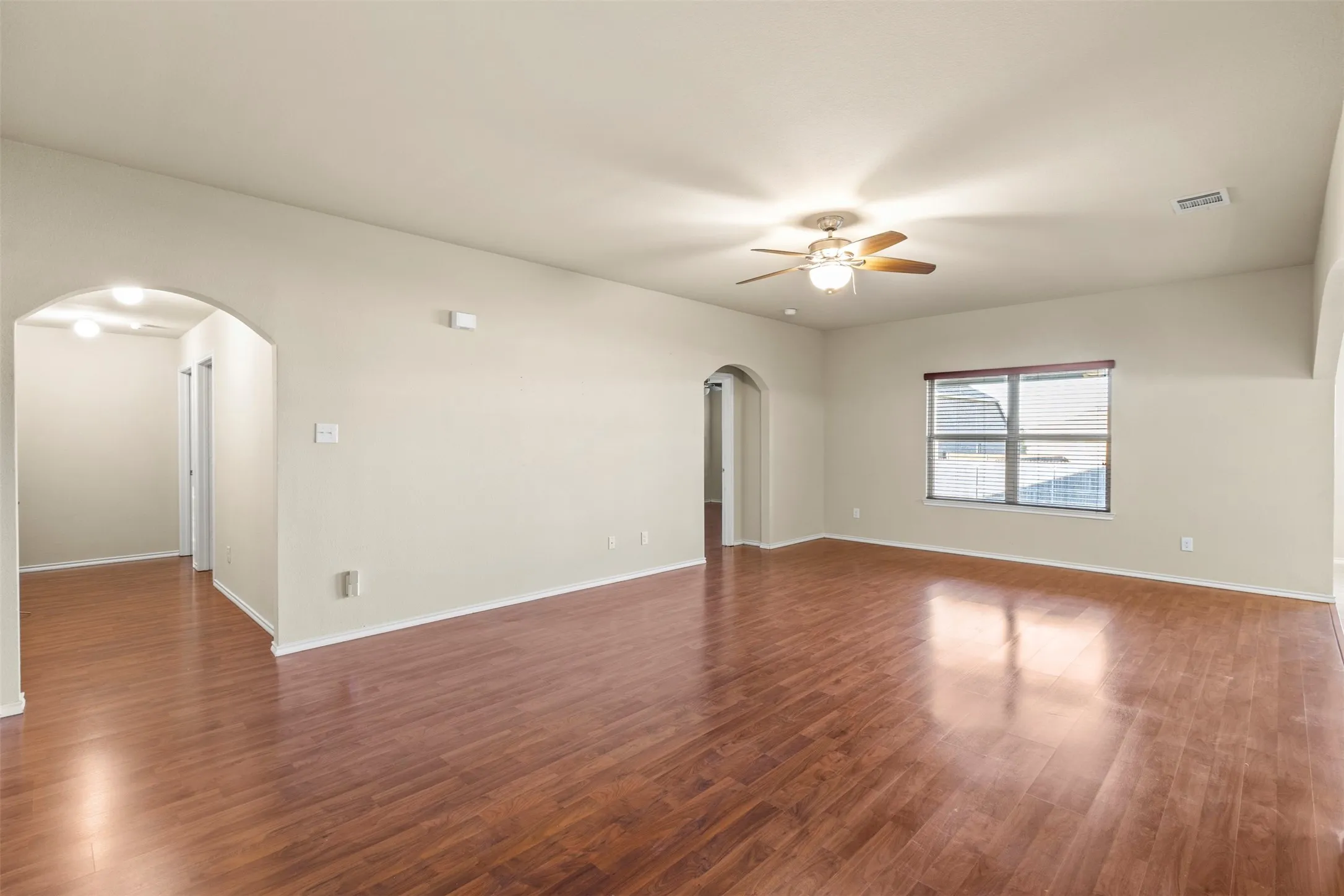 Single Family Residence For Rent in Ellis County , 1547 Meadowlake Drive, Waxahachie, Texas 75165, 4 Bedroom, 2 Bathroom, 2 Garage spaces, 2,020 Sqft, built in 2018, mls#21405497, Real Estate Agent in Waxahachie, Homes For Rent in Ellis county, Homes For Rent in Waxahachie, Realtor in Waxahachie Texas, Real Estate Brokerage Independent Realty Texas, Luminita Cordes Realtor