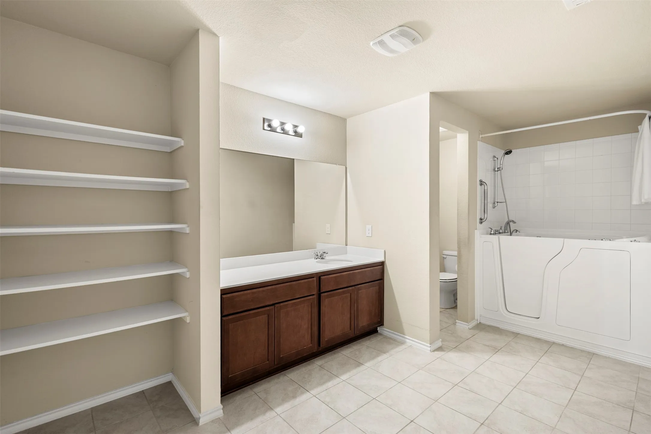 Single Family Residence For Rent in Ellis County , 1547 Meadowlake Drive, Waxahachie, Texas 75165, 4 Bedroom, 2 Bathroom, 2 Garage spaces, 2,020 Sqft, built in 2018, mls#21405497, Real Estate Agent in Waxahachie, Homes For Rent in Ellis county, Homes For Rent in Waxahachie, Realtor in Waxahachie Texas, Real Estate Brokerage Independent Realty Texas, Luminita Cordes Realtor