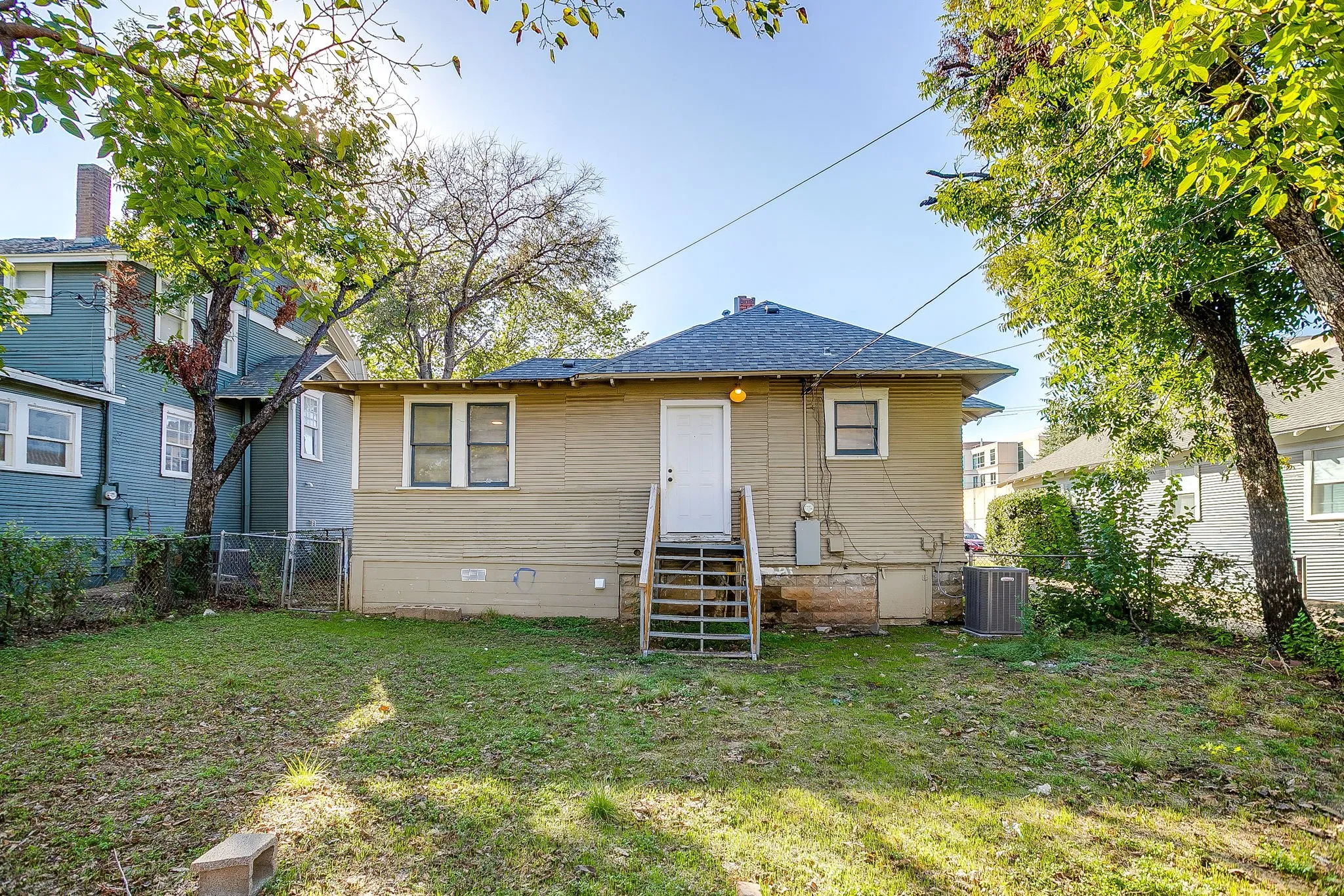 Single Family Residence For Rent in Tarrant County , 1325 Hurley Avenue, Fort Worth, Texas 76104, 3 Bedroom, 1 Bathroom, Garage spaces, 1,032 Sqft, built in 1920, mls#21407352, Real Estate Agent in Fort Worth, Homes For Rent in Tarrant county, Homes For Rent in Fort Worth, Realtor in Fort Worth Texas, Real Estate Brokerage Independent Realty Texas, Luminita Cordes Realtor
