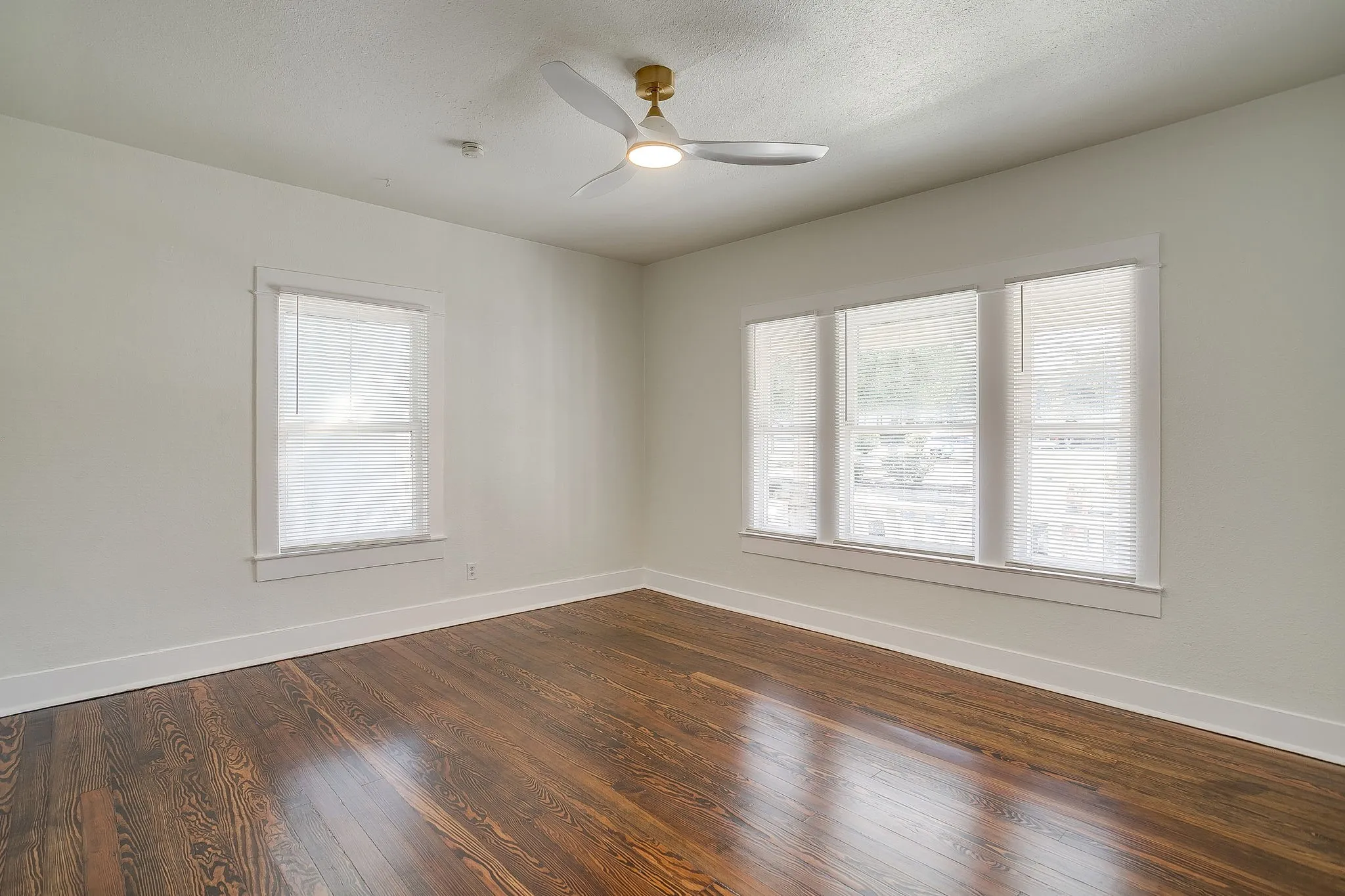 Single Family Residence For Rent in Tarrant County , 1325 Hurley Avenue, Fort Worth, Texas 76104, 3 Bedroom, 1 Bathroom, Garage spaces, 1,032 Sqft, built in 1920, mls#21407352, Real Estate Agent in Fort Worth, Homes For Rent in Tarrant county, Homes For Rent in Fort Worth, Realtor in Fort Worth Texas, Real Estate Brokerage Independent Realty Texas, Luminita Cordes Realtor