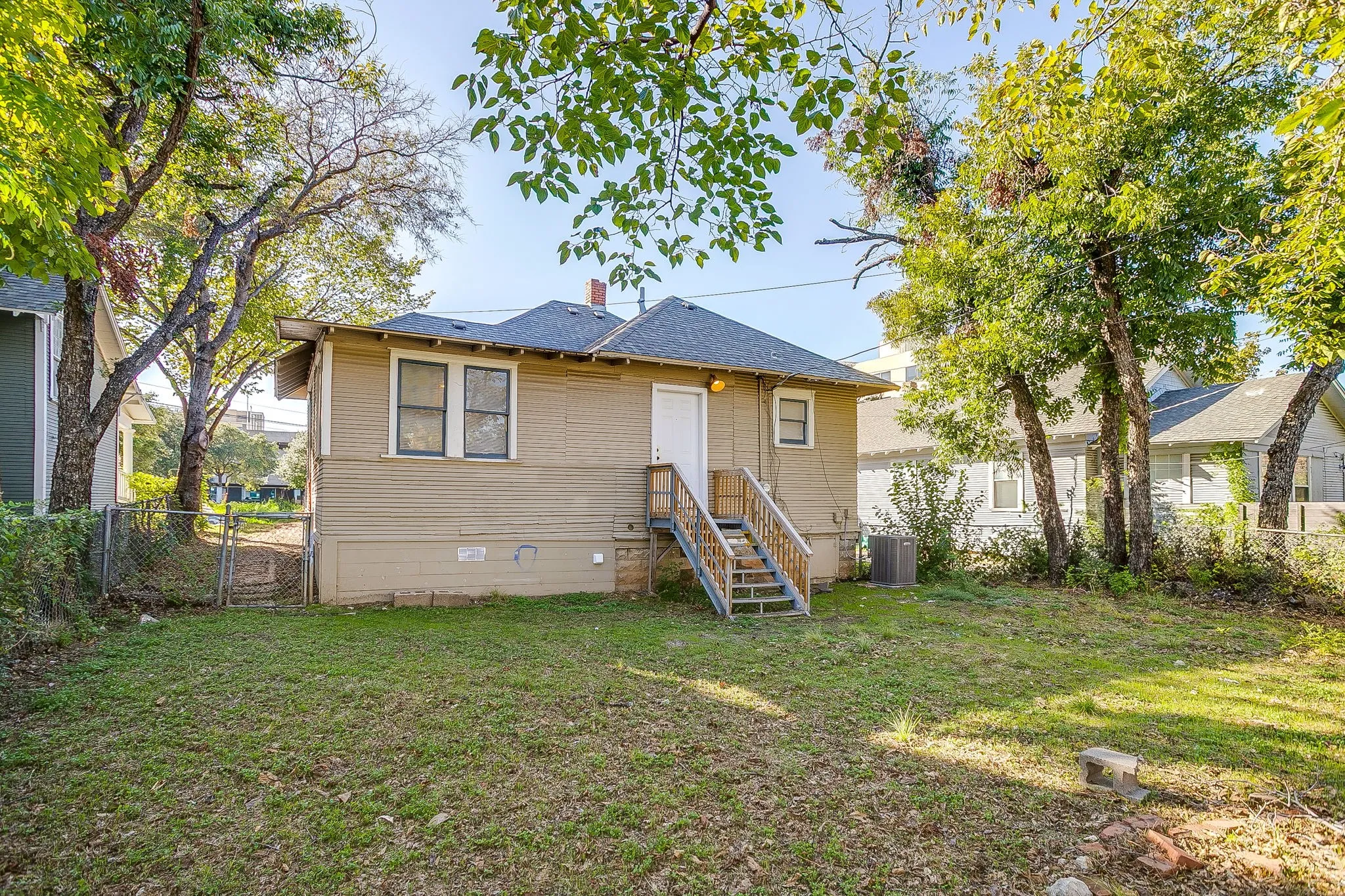 Single Family Residence For Rent in Tarrant County , 1325 Hurley Avenue, Fort Worth, Texas 76104, 3 Bedroom, 1 Bathroom, Garage spaces, 1,032 Sqft, built in 1920, mls#21407352, Real Estate Agent in Fort Worth, Homes For Rent in Tarrant county, Homes For Rent in Fort Worth, Realtor in Fort Worth Texas, Real Estate Brokerage Independent Realty Texas, Luminita Cordes Realtor