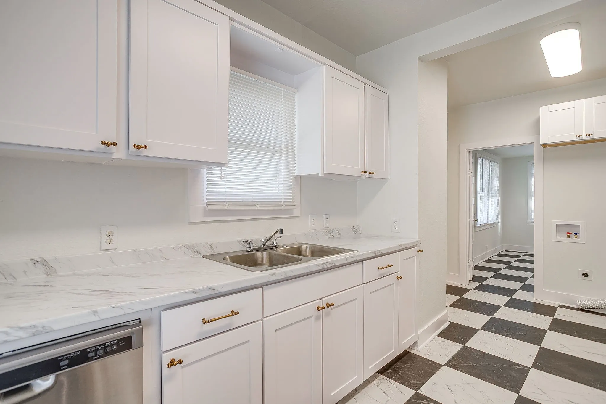 Single Family Residence For Rent in Tarrant County , 1325 Hurley Avenue, Fort Worth, Texas 76104, 3 Bedroom, 1 Bathroom, Garage spaces, 1,032 Sqft, built in 1920, mls#21407352, Real Estate Agent in Fort Worth, Homes For Rent in Tarrant county, Homes For Rent in Fort Worth, Realtor in Fort Worth Texas, Real Estate Brokerage Independent Realty Texas, Luminita Cordes Realtor