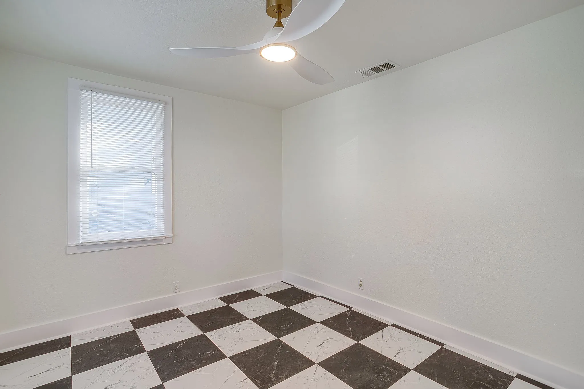 Single Family Residence For Rent in Tarrant County , 1325 Hurley Avenue, Fort Worth, Texas 76104, 3 Bedroom, 1 Bathroom, Garage spaces, 1,032 Sqft, built in 1920, mls#21407352, Real Estate Agent in Fort Worth, Homes For Rent in Tarrant county, Homes For Rent in Fort Worth, Realtor in Fort Worth Texas, Real Estate Brokerage Independent Realty Texas, Luminita Cordes Realtor