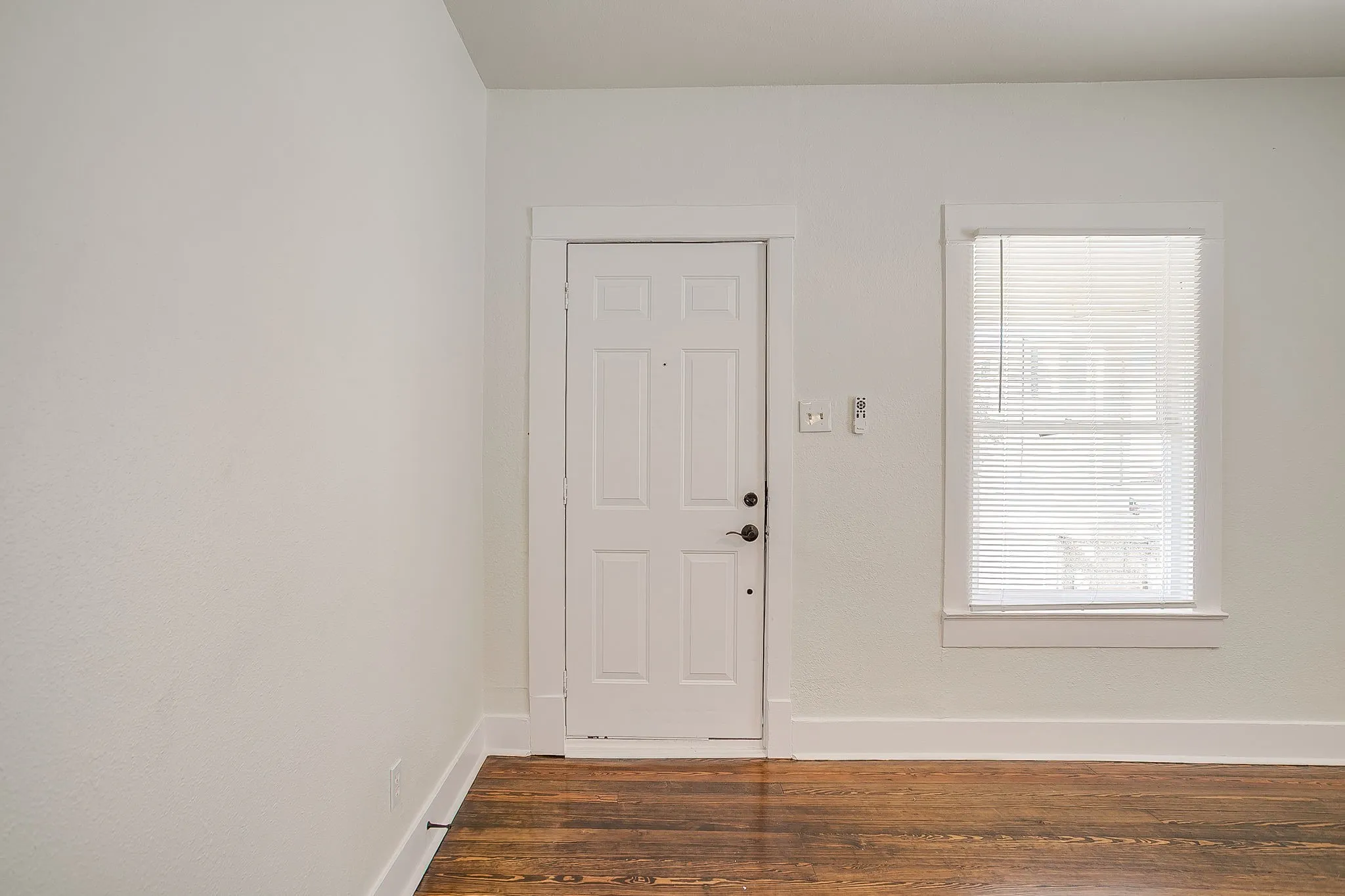 Single Family Residence For Rent in Tarrant County , 1325 Hurley Avenue, Fort Worth, Texas 76104, 3 Bedroom, 1 Bathroom, Garage spaces, 1,032 Sqft, built in 1920, mls#21407352, Real Estate Agent in Fort Worth, Homes For Rent in Tarrant county, Homes For Rent in Fort Worth, Realtor in Fort Worth Texas, Real Estate Brokerage Independent Realty Texas, Luminita Cordes Realtor
