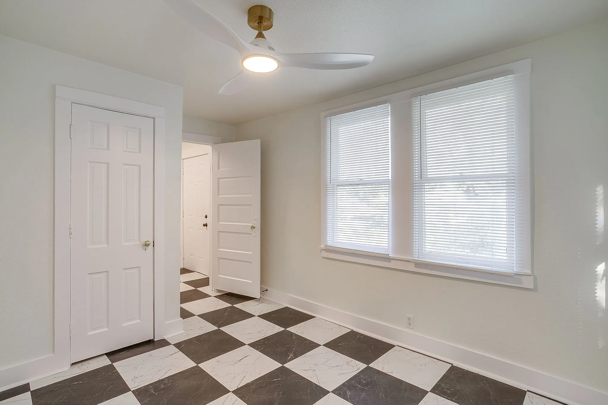 Single Family Residence For Rent in Tarrant County , 1325 Hurley Avenue, Fort Worth, Texas 76104, 3 Bedroom, 1 Bathroom, Garage spaces, 1,032 Sqft, built in 1920, mls#21407352, Real Estate Agent in Fort Worth, Homes For Rent in Tarrant county, Homes For Rent in Fort Worth, Realtor in Fort Worth Texas, Real Estate Brokerage Independent Realty Texas, Luminita Cordes Realtor