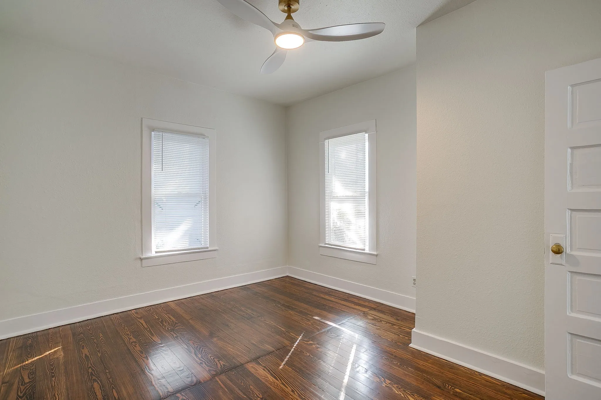 Single Family Residence For Rent in Tarrant County , 1325 Hurley Avenue, Fort Worth, Texas 76104, 3 Bedroom, 1 Bathroom, Garage spaces, 1,032 Sqft, built in 1920, mls#21407352, Real Estate Agent in Fort Worth, Homes For Rent in Tarrant county, Homes For Rent in Fort Worth, Realtor in Fort Worth Texas, Real Estate Brokerage Independent Realty Texas, Luminita Cordes Realtor