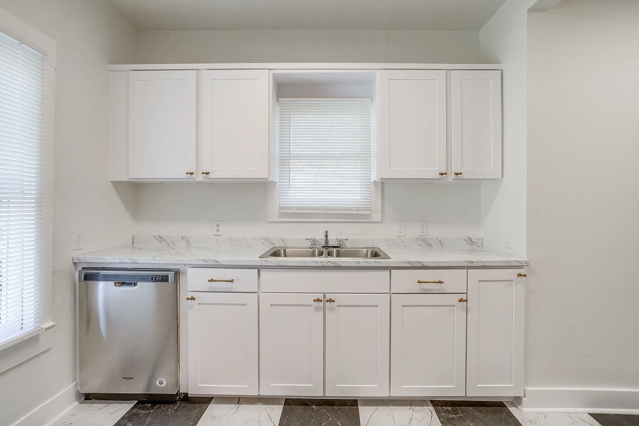 Single Family Residence For Rent in Tarrant County , 1325 Hurley Avenue, Fort Worth, Texas 76104, 3 Bedroom, 1 Bathroom, Garage spaces, 1,032 Sqft, built in 1920, mls#21407352, Real Estate Agent in Fort Worth, Homes For Rent in Tarrant county, Homes For Rent in Fort Worth, Realtor in Fort Worth Texas, Real Estate Brokerage Independent Realty Texas, Luminita Cordes Realtor