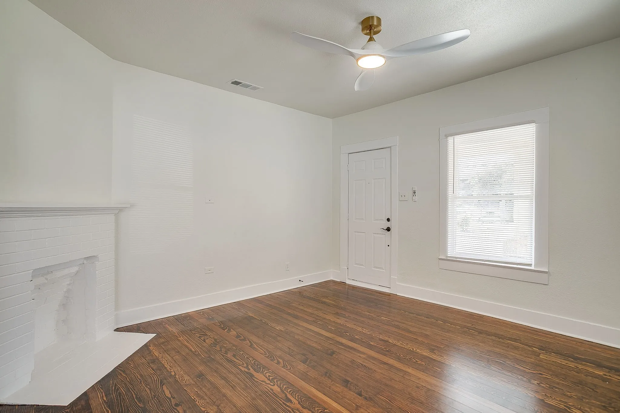 Single Family Residence For Rent in Tarrant County , 1325 Hurley Avenue, Fort Worth, Texas 76104, 3 Bedroom, 1 Bathroom, Garage spaces, 1,032 Sqft, built in 1920, mls#21407352, Real Estate Agent in Fort Worth, Homes For Rent in Tarrant county, Homes For Rent in Fort Worth, Realtor in Fort Worth Texas, Real Estate Brokerage Independent Realty Texas, Luminita Cordes Realtor