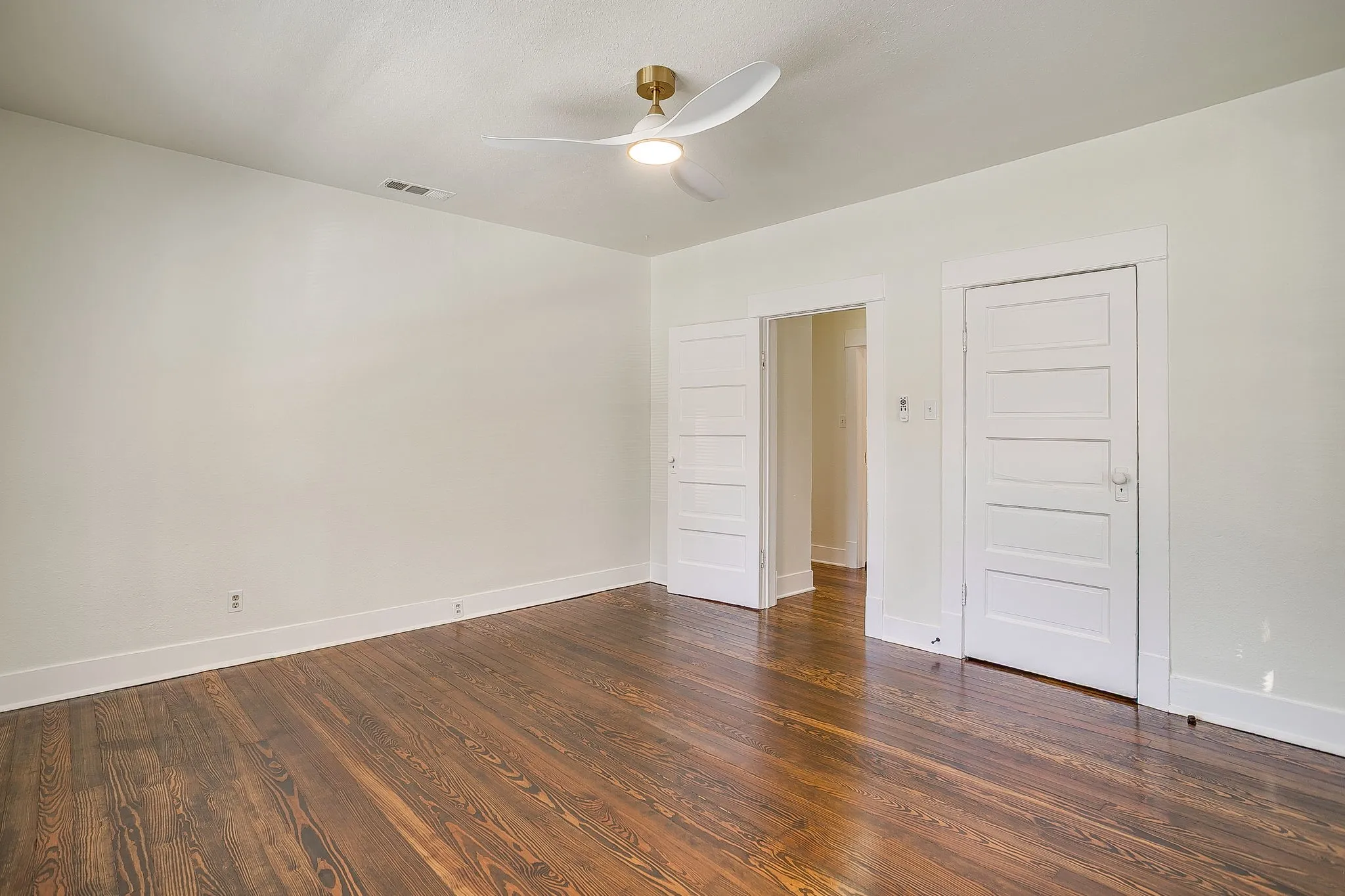 Single Family Residence For Rent in Tarrant County , 1325 Hurley Avenue, Fort Worth, Texas 76104, 3 Bedroom, 1 Bathroom, Garage spaces, 1,032 Sqft, built in 1920, mls#21407352, Real Estate Agent in Fort Worth, Homes For Rent in Tarrant county, Homes For Rent in Fort Worth, Realtor in Fort Worth Texas, Real Estate Brokerage Independent Realty Texas, Luminita Cordes Realtor