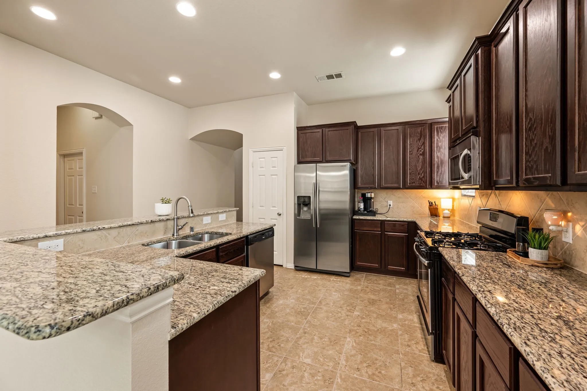 Single Family Residence For Sale in Tarrant County , 613 Ricochet Drive, Fort Worth, Texas 76131, 3 Bedroom, 3 Bathroom, 2 Garage spaces, 2,474 Sqft, built in 2013, mls#21392893, Real Estate Agent in Fort Worth, Homes For Sale in Tarrant county, Homes For Sale in Fort Worth, Realtor in Fort Worth Texas, Real Estate Brokerage Independent Realty Texas, Luminita Cordes Realtor