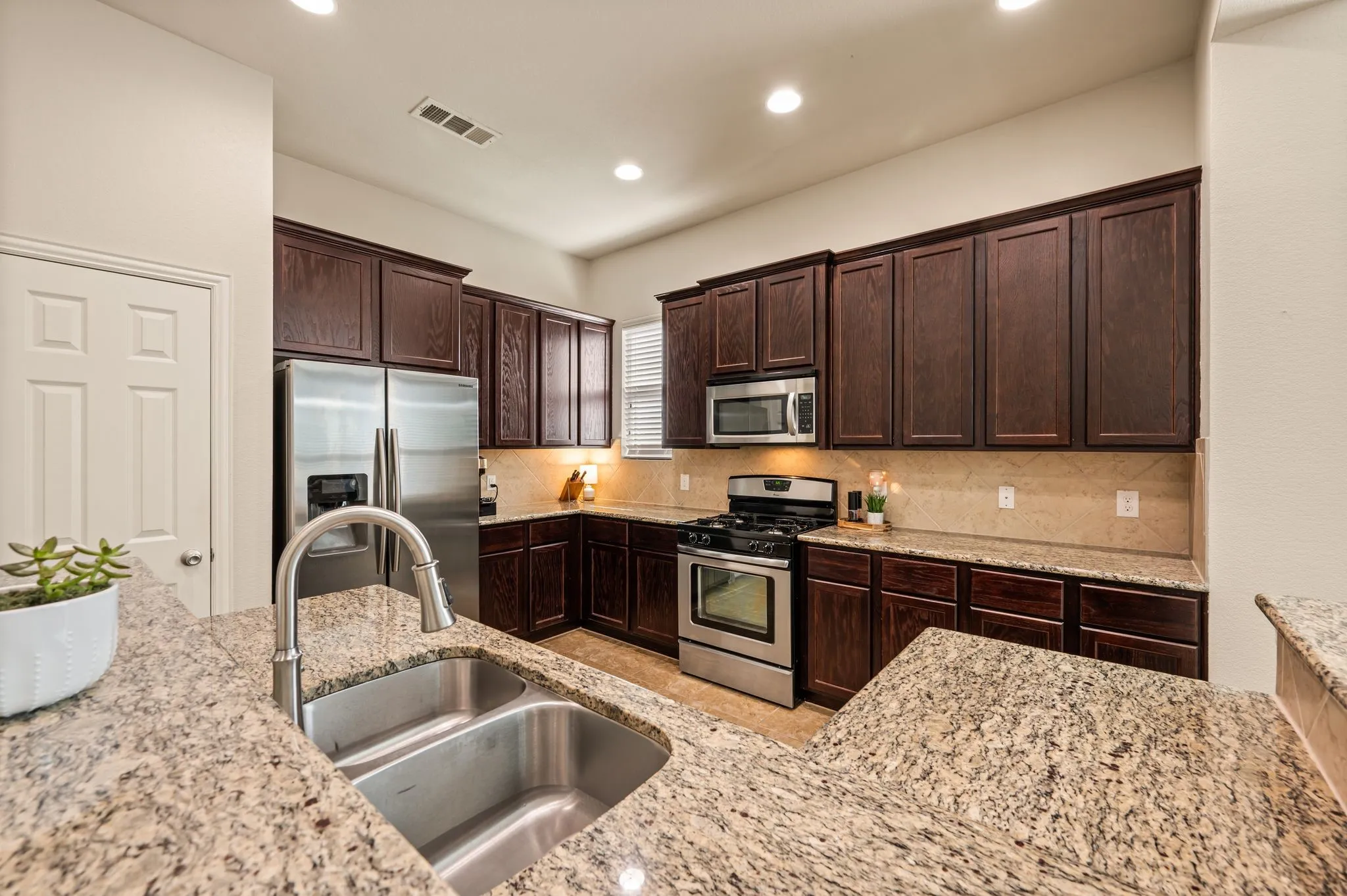 Single Family Residence For Sale in Tarrant County , 613 Ricochet Drive, Fort Worth, Texas 76131, 3 Bedroom, 3 Bathroom, 2 Garage spaces, 2,474 Sqft, built in 2013, mls#21392893, Real Estate Agent in Fort Worth, Homes For Sale in Tarrant county, Homes For Sale in Fort Worth, Realtor in Fort Worth Texas, Real Estate Brokerage Independent Realty Texas, Luminita Cordes Realtor