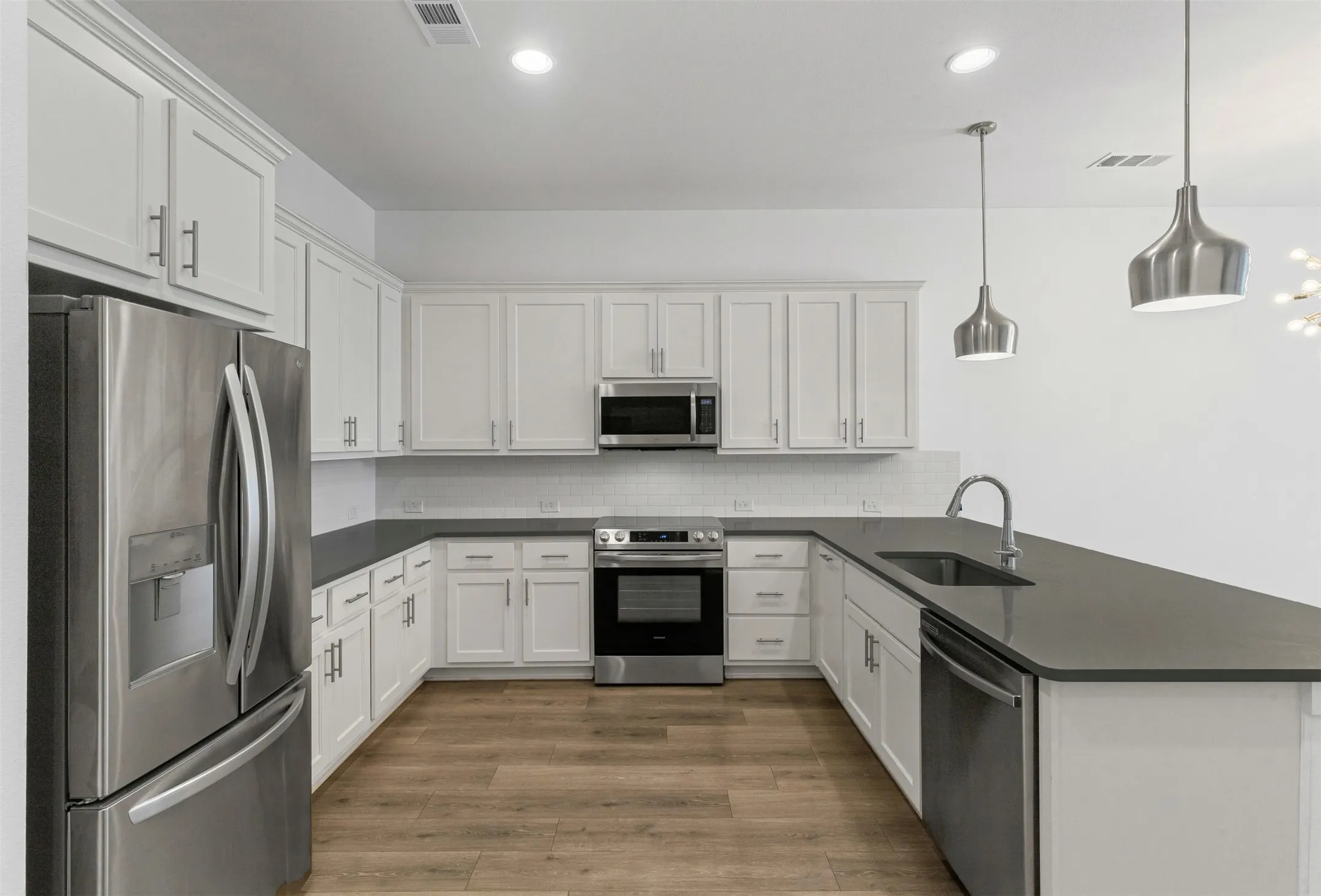 Single Family Residence For Sale in Tarrant County , 2821 Stanley Avenue, Fort Worth, Texas 76110, 3 Bedroom, 3 Bathroom, 2 Garage spaces, 1,902 Sqft, built in 2020, mls#21406132, Real Estate Agent in Fort Worth, Homes For Sale in Tarrant county, Homes For Sale in Fort Worth, Realtor in Fort Worth Texas, Real Estate Brokerage Independent Realty Texas, Luminita Cordes Realtor