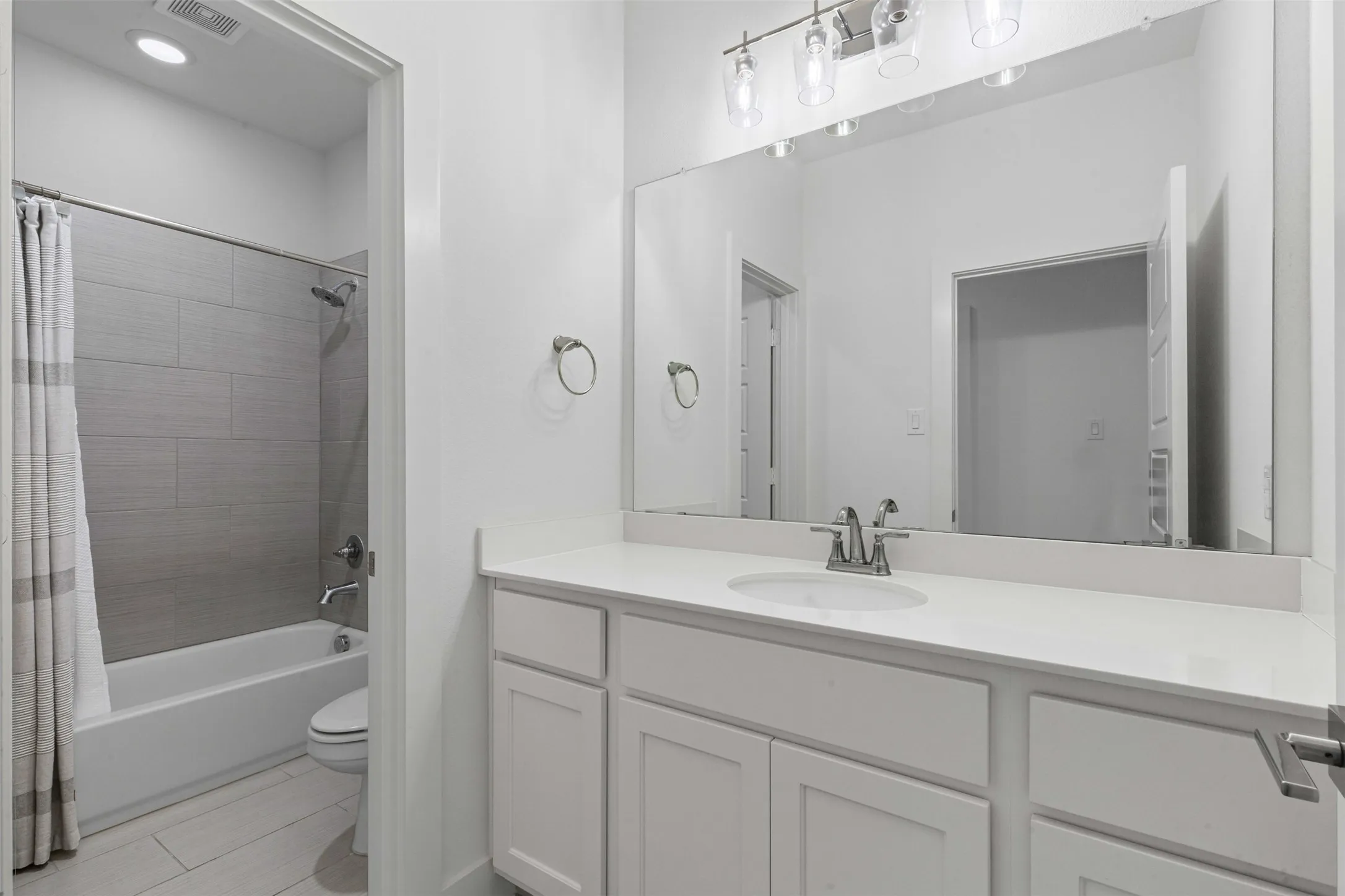 Single Family Residence For Sale in Tarrant County , 2821 Stanley Avenue, Fort Worth, Texas 76110, 3 Bedroom, 3 Bathroom, 2 Garage spaces, 1,902 Sqft, built in 2020, mls#21406132, Real Estate Agent in Fort Worth, Homes For Sale in Tarrant county, Homes For Sale in Fort Worth, Realtor in Fort Worth Texas, Real Estate Brokerage Independent Realty Texas, Luminita Cordes Realtor