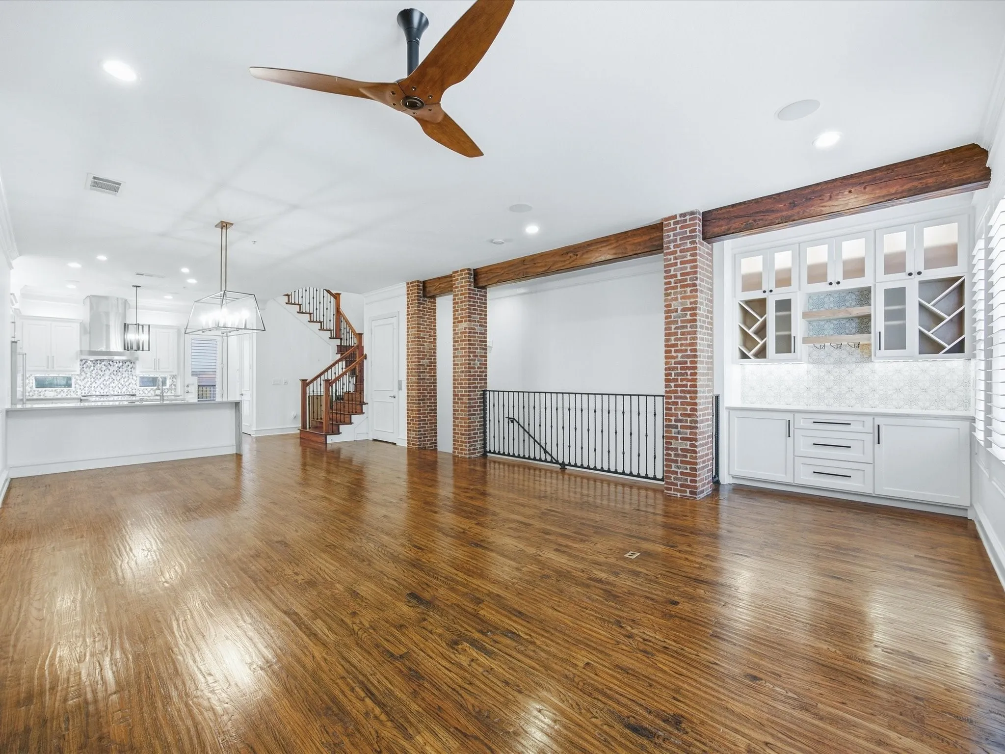Townhouse For Rent in Tarrant County , 163 Summit Avenue, Southlake, Texas 76092, 3 Bedroom, 4 Bathroom, 2 Garage spaces, 2,902 Sqft, built in 2005, mls#21407216, Real Estate Agent in Southlake, Homes For Rent in Tarrant county, Homes For Rent in Southlake, Realtor in Southlake Texas, Real Estate Brokerage Independent Realty Texas, Luminita Cordes Realtor
