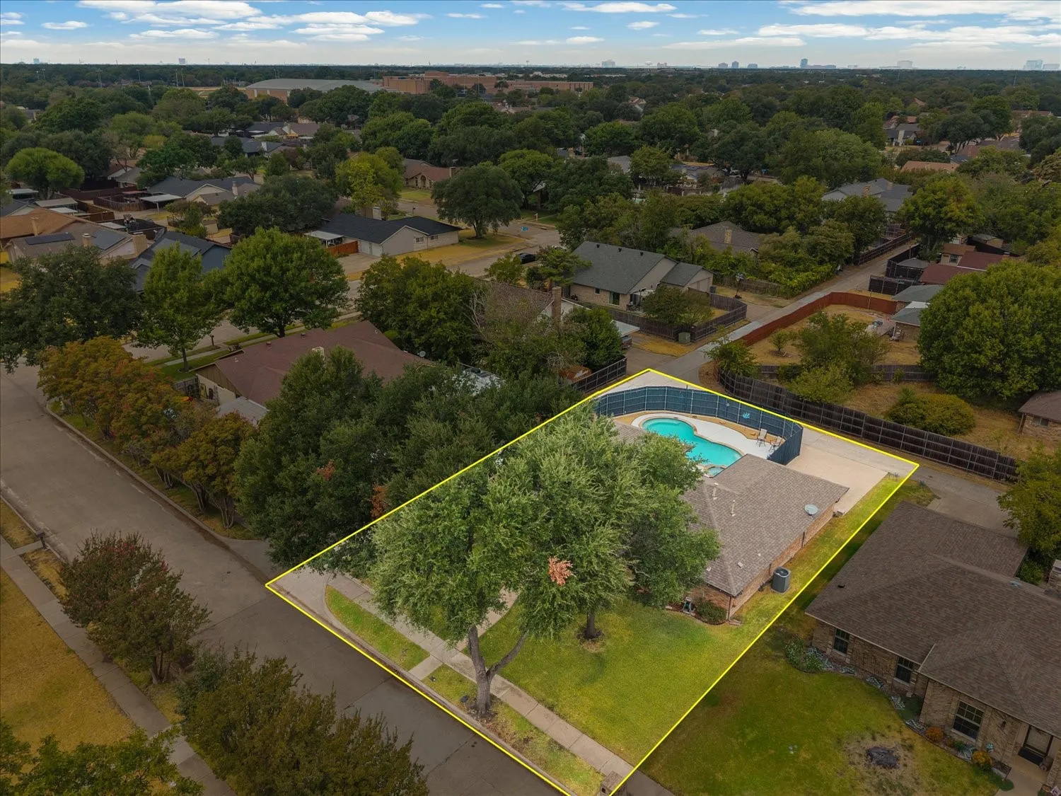 Single Family Residence For Sale in Dallas County , 1919 Baylor Drive, Richardson, Texas 75081, 3 Bedroom, 2 Bathroom, 2 Garage spaces, 1,942 Sqft, built in 1977, mls#21404968, Real Estate Agent in Richardson, Homes For Sale in Dallas county, Homes For Sale in Richardson, Realtor in Richardson Texas, Real Estate Brokerage Independent Realty Texas, Luminita Cordes Realtor