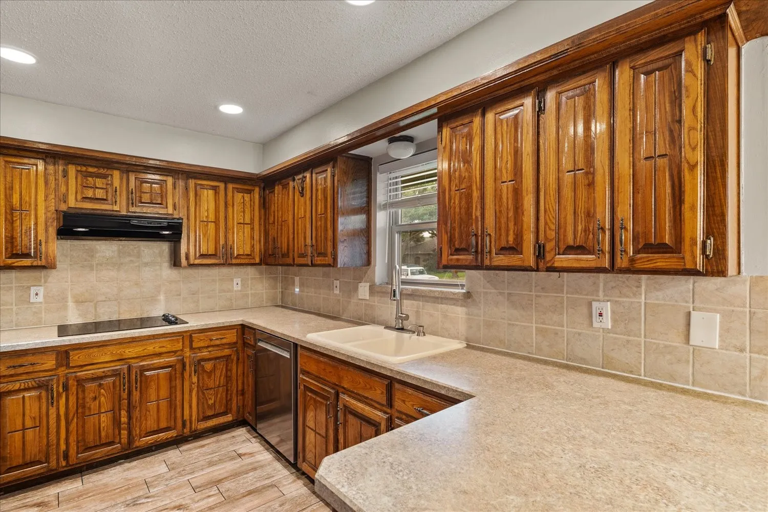 Single Family Residence For Sale in Dallas County , 1919 Baylor Drive, Richardson, Texas 75081, 3 Bedroom, 2 Bathroom, 2 Garage spaces, 1,942 Sqft, built in 1977, mls#21404968, Real Estate Agent in Richardson, Homes For Sale in Dallas county, Homes For Sale in Richardson, Realtor in Richardson Texas, Real Estate Brokerage Independent Realty Texas, Luminita Cordes Realtor