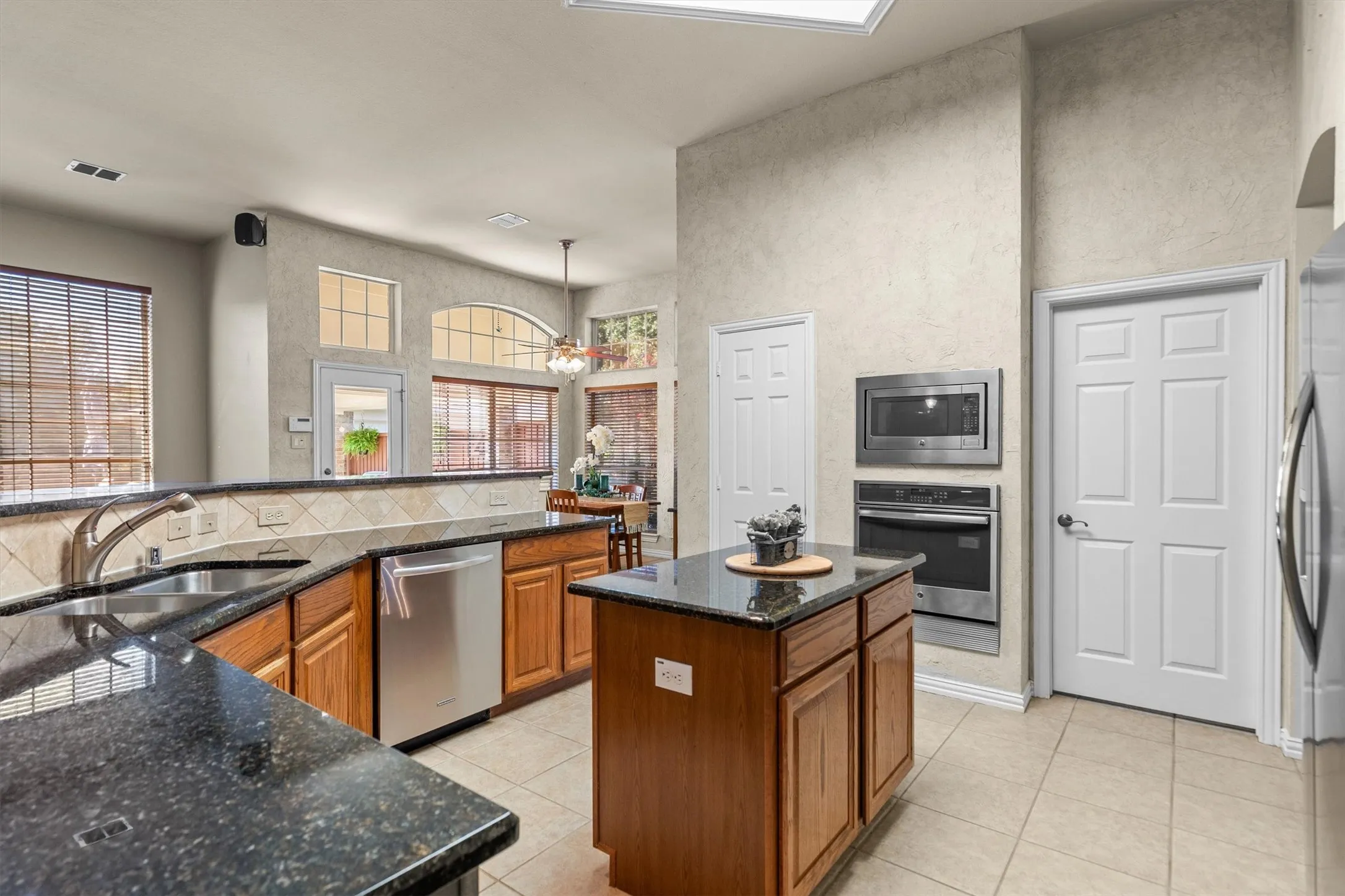 Single Family Residence For Sale in Denton County , 2709 Lake Ville Lane, Flower Mound, Texas 75022, 3 Bedroom, 2 Bathroom, 2 Garage spaces, 2,358 Sqft, built in 1994, mls#21406707, Real Estate Agent in Flower Mound, Homes For Sale in Denton county, Homes For Sale in Flower Mound, Realtor in Flower Mound Texas, Real Estate Brokerage Independent Realty Texas, Luminita Cordes Realtor