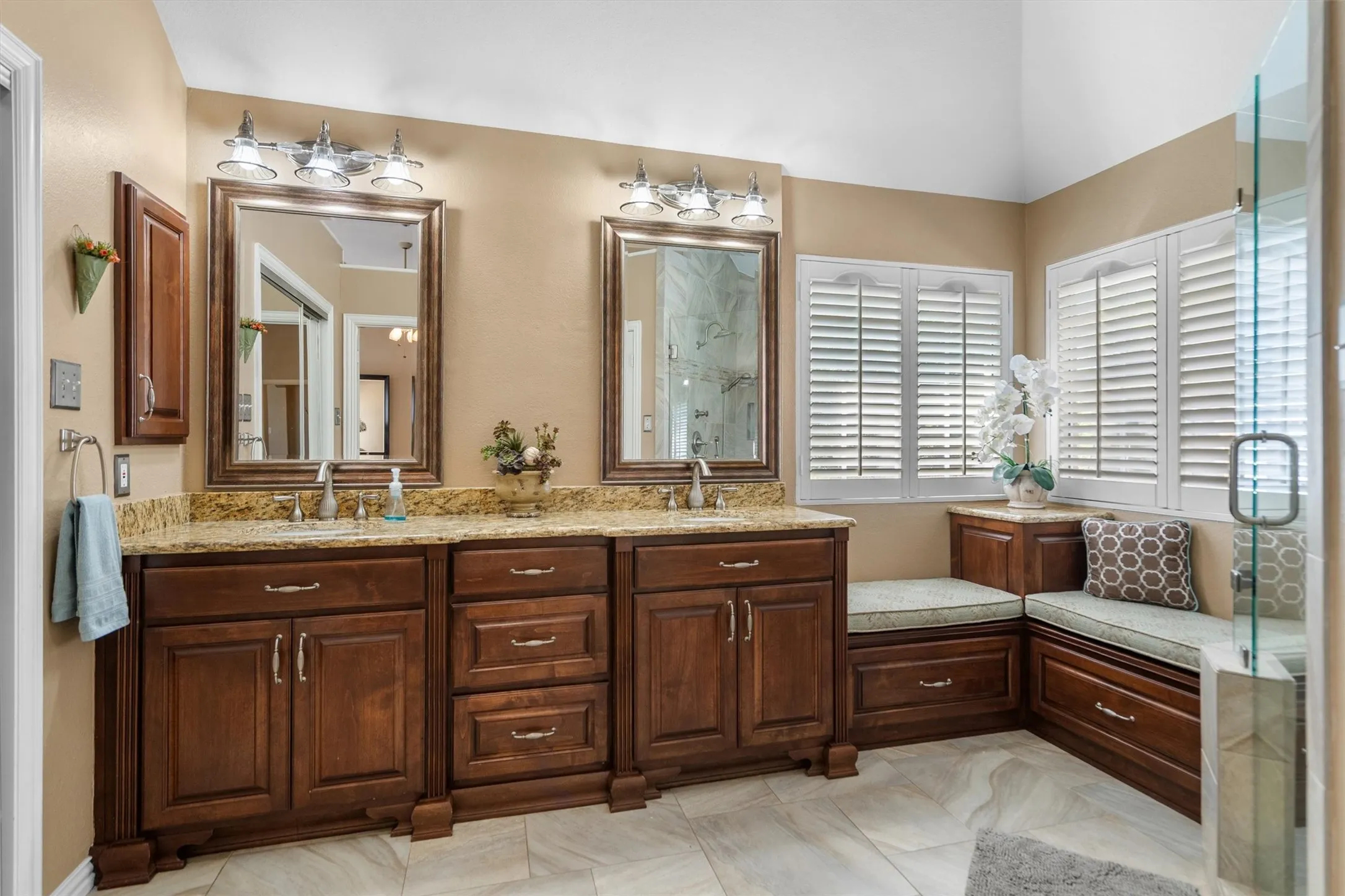 Primary bath with dual sinks and sitting area