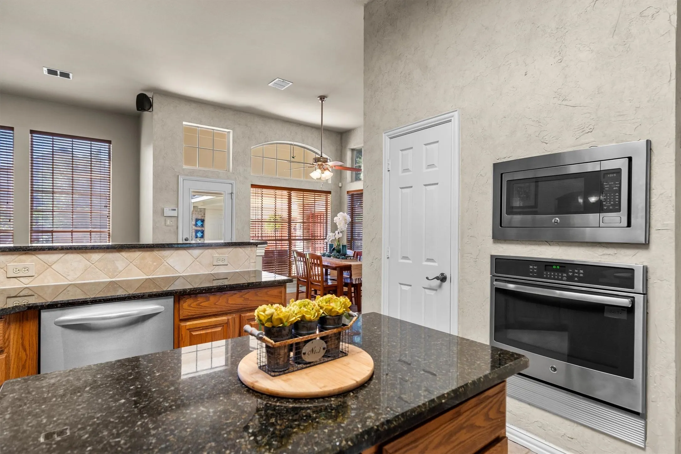 Single Family Residence For Sale in Denton County , 2709 Lake Ville Lane, Flower Mound, Texas 75022, 3 Bedroom, 2 Bathroom, 2 Garage spaces, 2,358 Sqft, built in 1994, mls#21406707, Real Estate Agent in Flower Mound, Homes For Sale in Denton county, Homes For Sale in Flower Mound, Realtor in Flower Mound Texas, Real Estate Brokerage Independent Realty Texas, Luminita Cordes Realtor