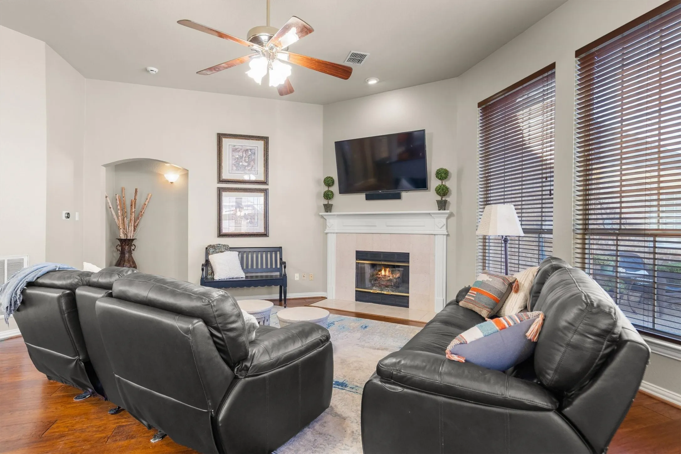 Single Family Residence For Sale in Denton County , 2709 Lake Ville Lane, Flower Mound, Texas 75022, 3 Bedroom, 2 Bathroom, 2 Garage spaces, 2,358 Sqft, built in 1994, mls#21406707, Real Estate Agent in Flower Mound, Homes For Sale in Denton county, Homes For Sale in Flower Mound, Realtor in Flower Mound Texas, Real Estate Brokerage Independent Realty Texas, Luminita Cordes Realtor