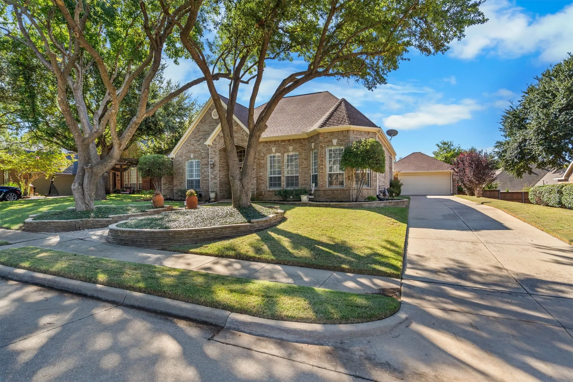Offers a very long side driveway