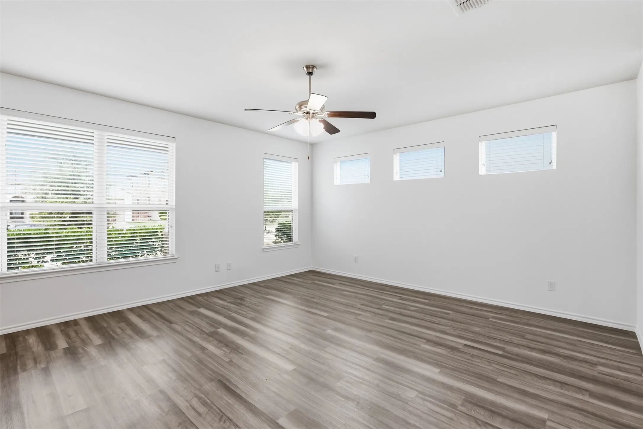 Single Family Residence For Sale in Kaufman County , 1978 Sunnybrook Drive, Heartland, Texas 75126, 3 Bedroom, 3 Bathroom, 2 Garage spaces, 2,172 Sqft, built in 2018, mls#21404839, Real Estate Agent in Heartland, Homes For Sale in Kaufman county, Homes For Sale in Heartland, Realtor in Heartland Texas, Real Estate Brokerage Independent Realty Texas, Luminita Cordes Realtor
