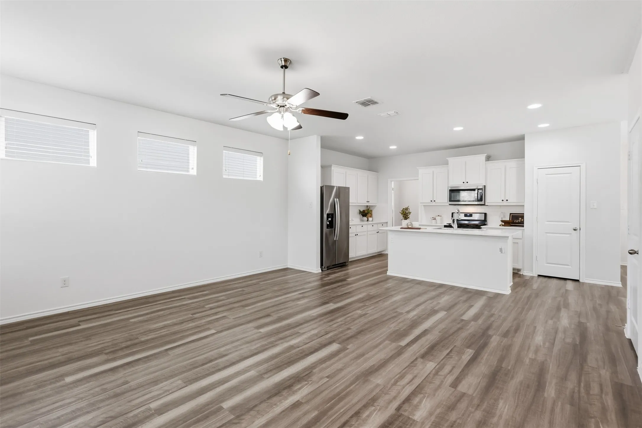 Single Family Residence For Sale in Kaufman County , 1978 Sunnybrook Drive, Heartland, Texas 75126, 3 Bedroom, 3 Bathroom, 2 Garage spaces, 2,172 Sqft, built in 2018, mls#21404839, Real Estate Agent in Heartland, Homes For Sale in Kaufman county, Homes For Sale in Heartland, Realtor in Heartland Texas, Real Estate Brokerage Independent Realty Texas, Luminita Cordes Realtor