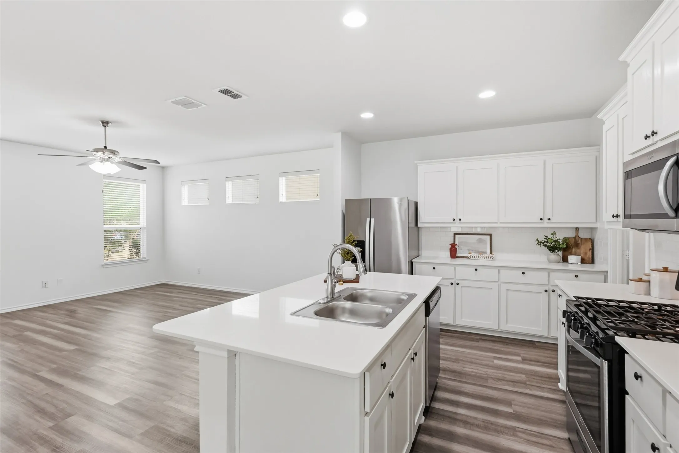Single Family Residence For Sale in Kaufman County , 1978 Sunnybrook Drive, Heartland, Texas 75126, 3 Bedroom, 3 Bathroom, 2 Garage spaces, 2,172 Sqft, built in 2018, mls#21404839, Real Estate Agent in Heartland, Homes For Sale in Kaufman county, Homes For Sale in Heartland, Realtor in Heartland Texas, Real Estate Brokerage Independent Realty Texas, Luminita Cordes Realtor
