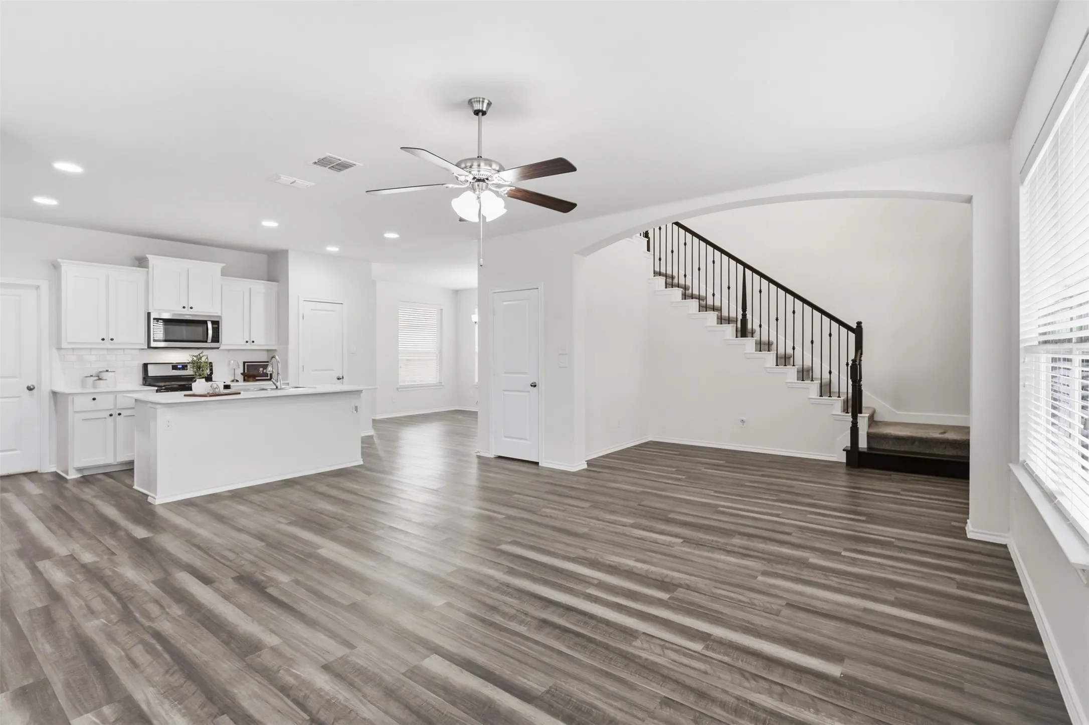 Single Family Residence For Sale in Kaufman County , 1978 Sunnybrook Drive, Heartland, Texas 75126, 3 Bedroom, 3 Bathroom, 2 Garage spaces, 2,172 Sqft, built in 2018, mls#21404839, Real Estate Agent in Heartland, Homes For Sale in Kaufman county, Homes For Sale in Heartland, Realtor in Heartland Texas, Real Estate Brokerage Independent Realty Texas, Luminita Cordes Realtor