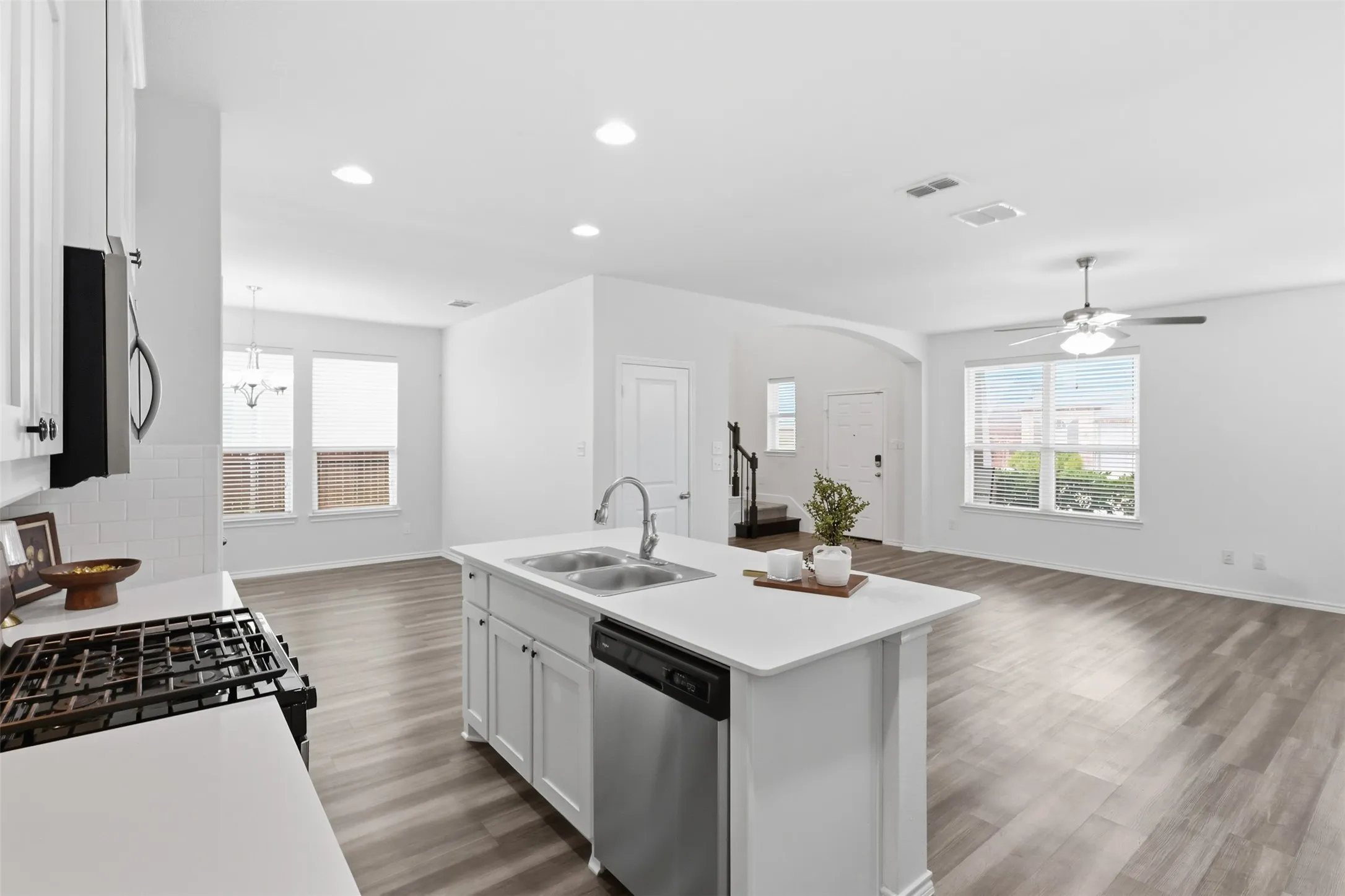 Single Family Residence For Sale in Kaufman County , 1978 Sunnybrook Drive, Heartland, Texas 75126, 3 Bedroom, 3 Bathroom, 2 Garage spaces, 2,172 Sqft, built in 2018, mls#21404839, Real Estate Agent in Heartland, Homes For Sale in Kaufman county, Homes For Sale in Heartland, Realtor in Heartland Texas, Real Estate Brokerage Independent Realty Texas, Luminita Cordes Realtor