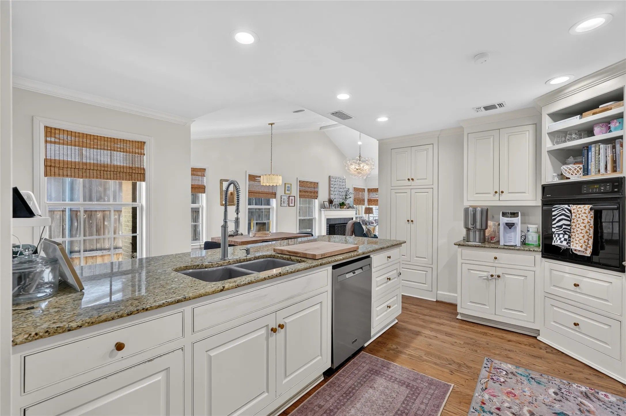 Single Family Residence For Sale in Dallas County , 4639 Elsby Avenue, Dallas, Texas 75209, 3 Bedroom, 2 Bathroom, 2 Garage spaces, 2,371 Sqft, built in 1944, mls#21400948, Real Estate Agent in Dallas, Homes For Sale in Dallas county, Homes For Sale in Dallas, Realtor in Dallas Texas, Real Estate Brokerage Independent Realty Texas, Luminita Cordes Realtor