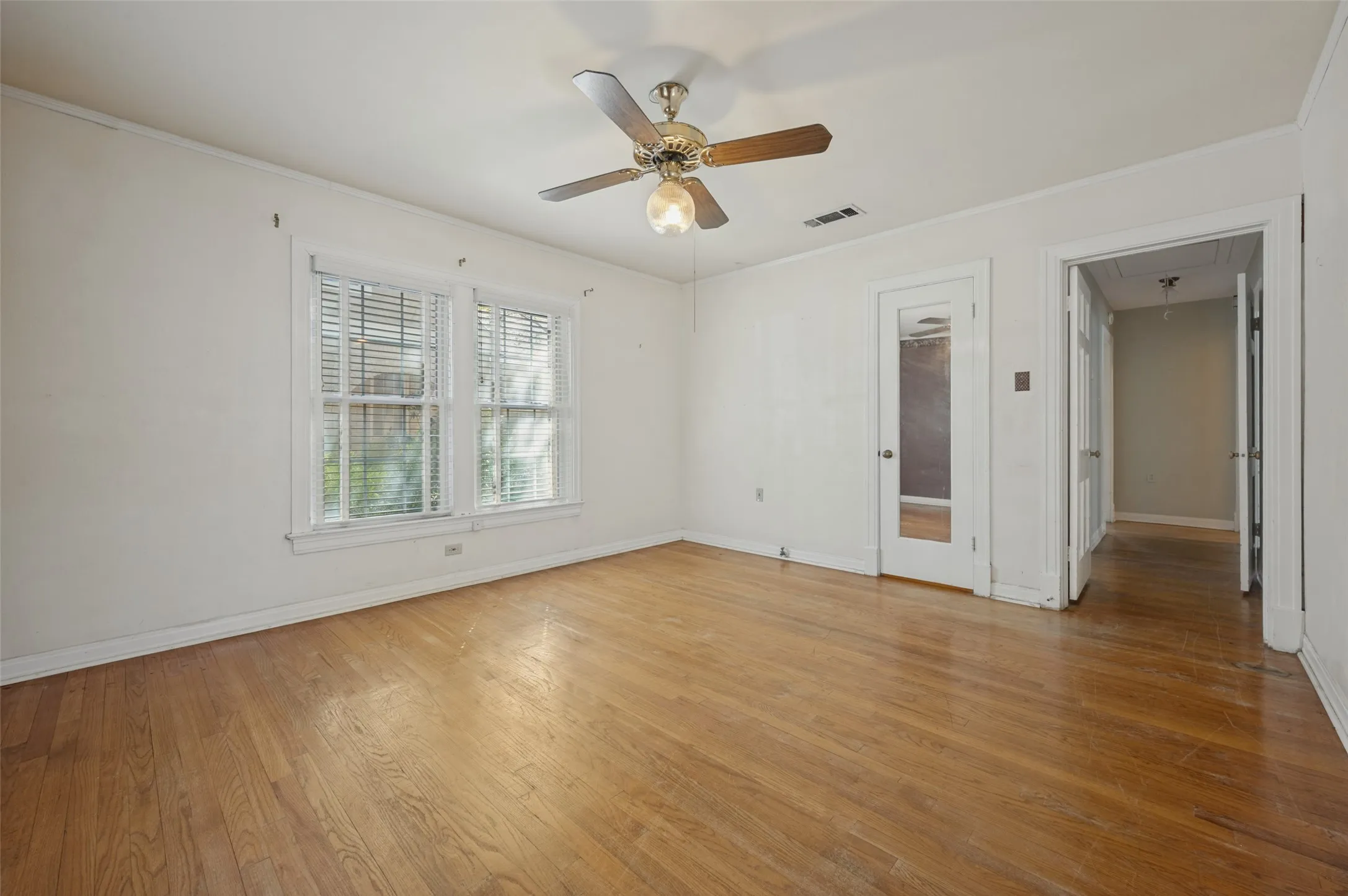 Single Family Residence For Sale in Dallas County , 707 N Oak Cliff Boulevard, Dallas, Texas 75208, 2 Bedroom, 1 Bathroom, 2 Garage spaces, 1,765 Sqft, built in 1940, mls#21407462, Real Estate Agent in Dallas, Homes For Sale in Dallas county, Homes For Sale in Dallas, Realtor in Dallas Texas, Real Estate Brokerage Independent Realty Texas, Luminita Cordes Realtor