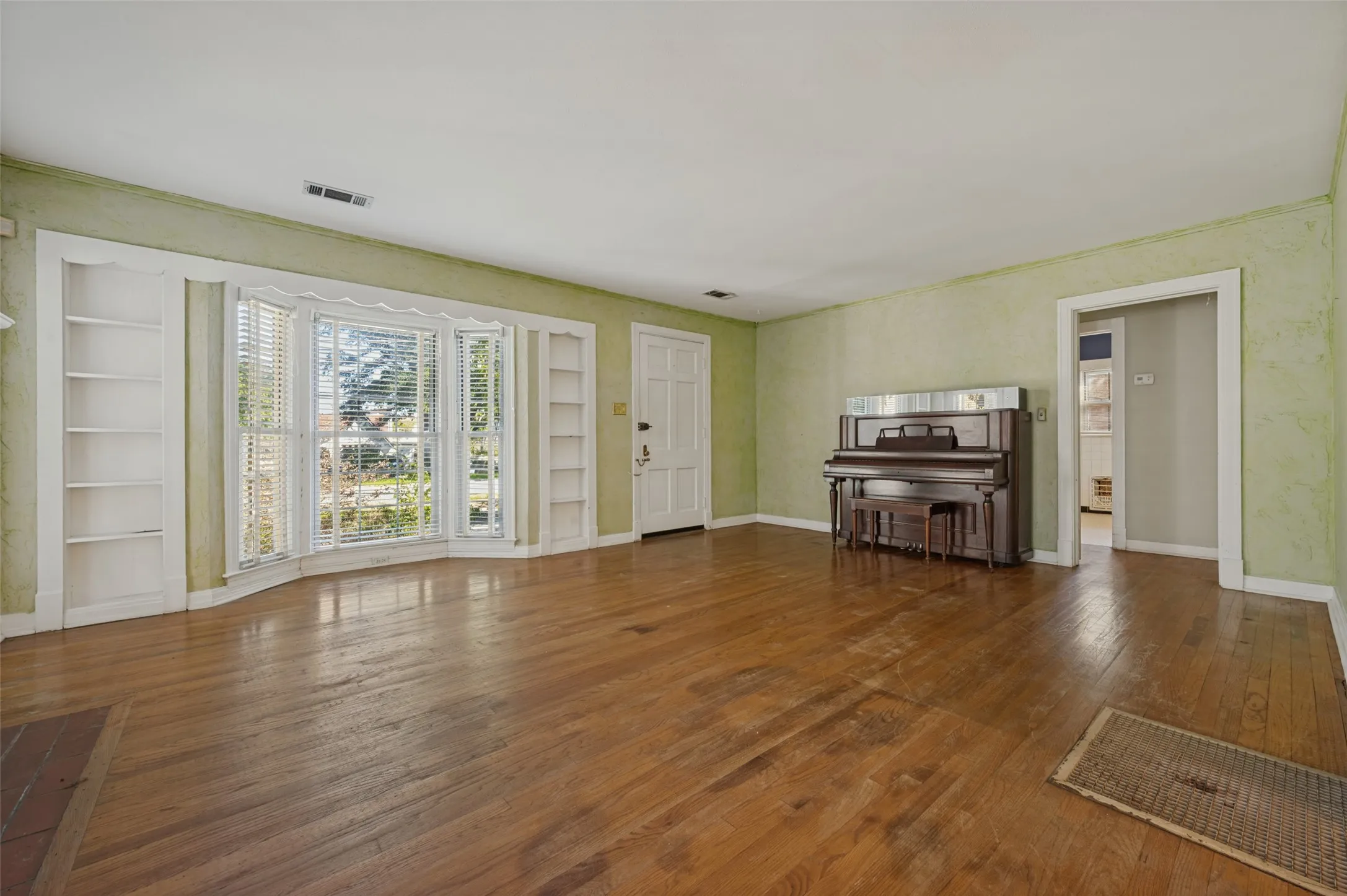 Single Family Residence For Sale in Dallas County , 707 N Oak Cliff Boulevard, Dallas, Texas 75208, 2 Bedroom, 1 Bathroom, 2 Garage spaces, 1,765 Sqft, built in 1940, mls#21407462, Real Estate Agent in Dallas, Homes For Sale in Dallas county, Homes For Sale in Dallas, Realtor in Dallas Texas, Real Estate Brokerage Independent Realty Texas, Luminita Cordes Realtor