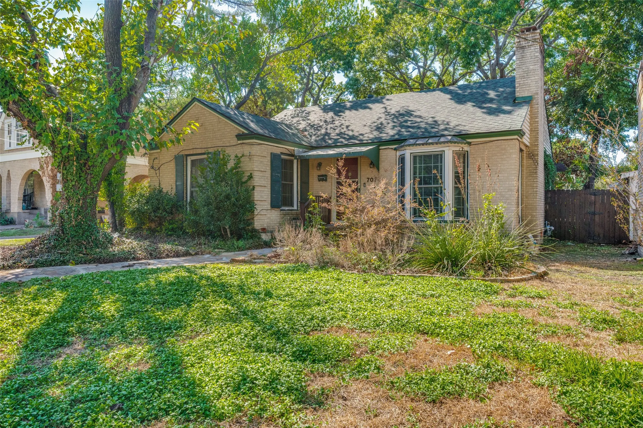 Single Family Residence For Sale in Dallas County , 707 N Oak Cliff Boulevard, Dallas, Texas 75208, 2 Bedroom, 1 Bathroom, 2 Garage spaces, 1,765 Sqft, built in 1940, mls#21407462, Real Estate Agent in Dallas, Homes For Sale in Dallas county, Homes For Sale in Dallas, Realtor in Dallas Texas, Real Estate Brokerage Independent Realty Texas, Luminita Cordes Realtor