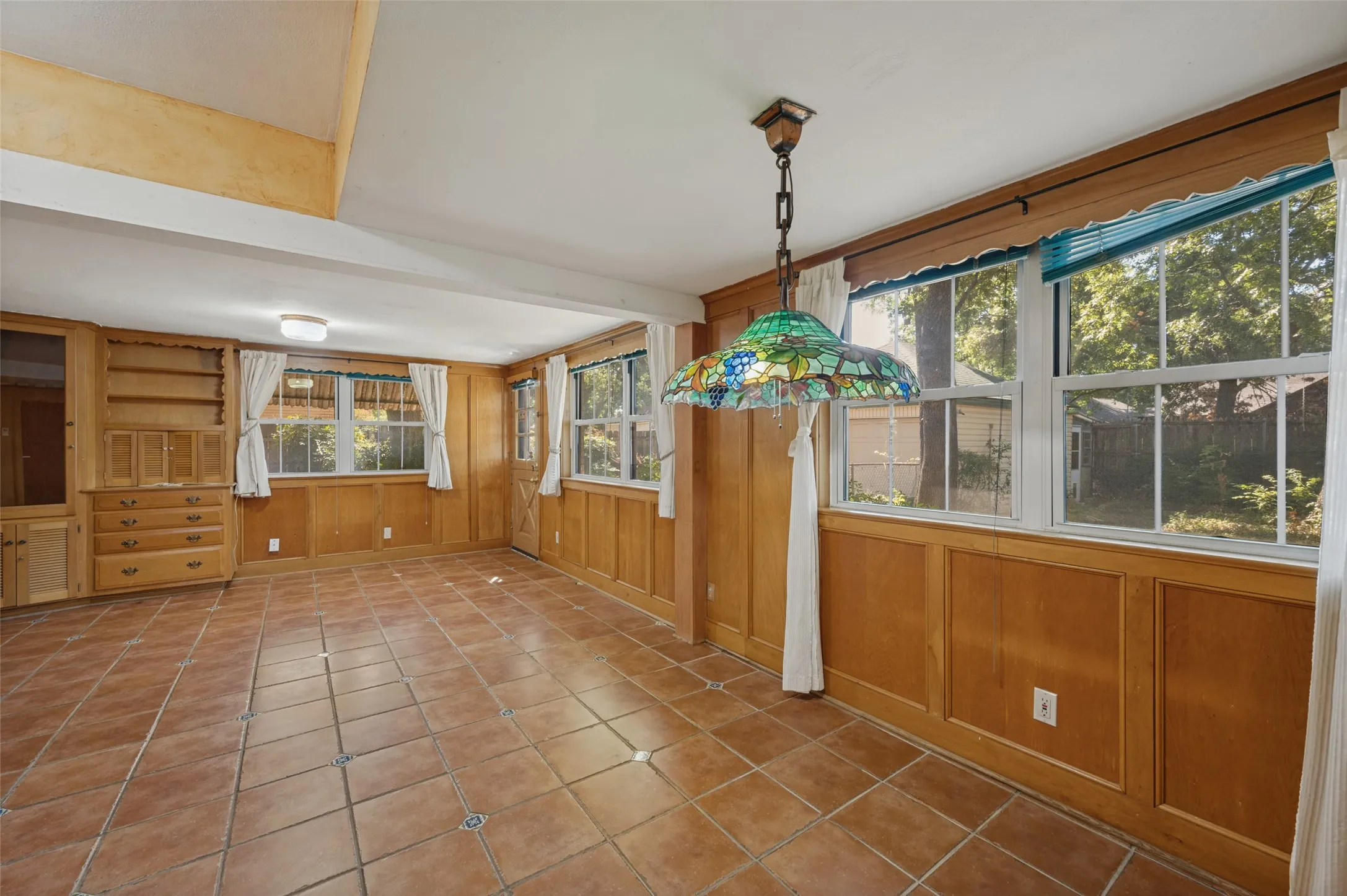 Single Family Residence For Sale in Dallas County , 707 N Oak Cliff Boulevard, Dallas, Texas 75208, 2 Bedroom, 1 Bathroom, 2 Garage spaces, 1,765 Sqft, built in 1940, mls#21407462, Real Estate Agent in Dallas, Homes For Sale in Dallas county, Homes For Sale in Dallas, Realtor in Dallas Texas, Real Estate Brokerage Independent Realty Texas, Luminita Cordes Realtor