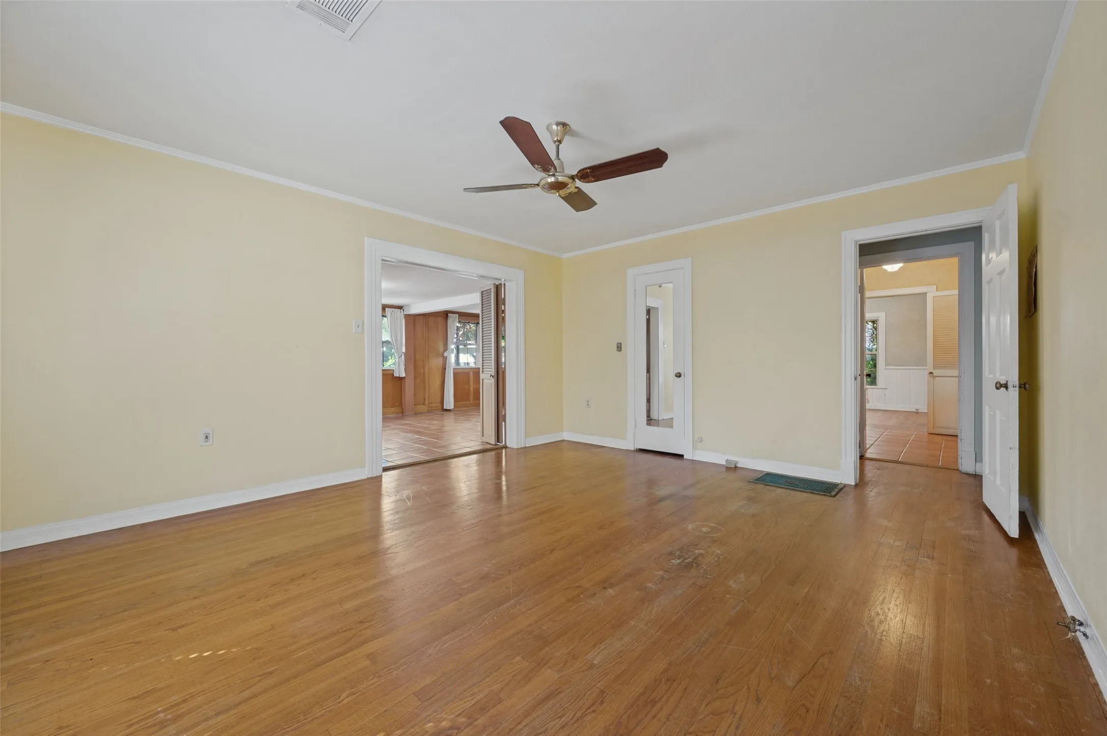 Single Family Residence For Sale in Dallas County , 707 N Oak Cliff Boulevard, Dallas, Texas 75208, 2 Bedroom, 1 Bathroom, 2 Garage spaces, 1,765 Sqft, built in 1940, mls#21407462, Real Estate Agent in Dallas, Homes For Sale in Dallas county, Homes For Sale in Dallas, Realtor in Dallas Texas, Real Estate Brokerage Independent Realty Texas, Luminita Cordes Realtor