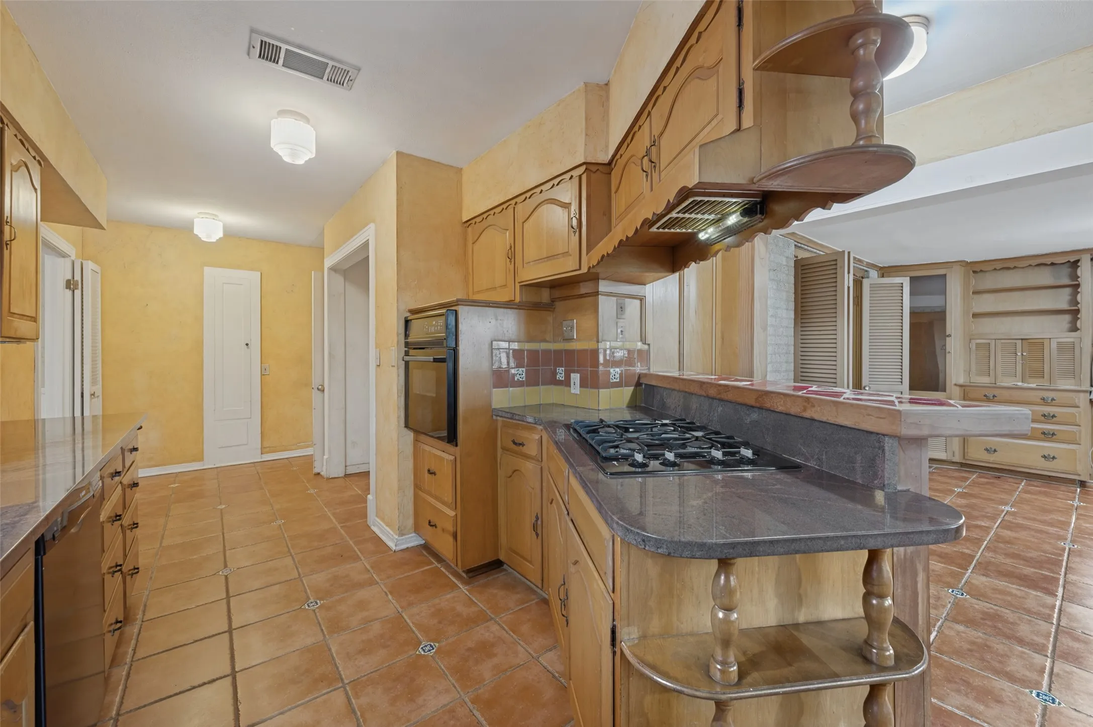 Single Family Residence For Sale in Dallas County , 707 N Oak Cliff Boulevard, Dallas, Texas 75208, 2 Bedroom, 1 Bathroom, 2 Garage spaces, 1,765 Sqft, built in 1940, mls#21407462, Real Estate Agent in Dallas, Homes For Sale in Dallas county, Homes For Sale in Dallas, Realtor in Dallas Texas, Real Estate Brokerage Independent Realty Texas, Luminita Cordes Realtor